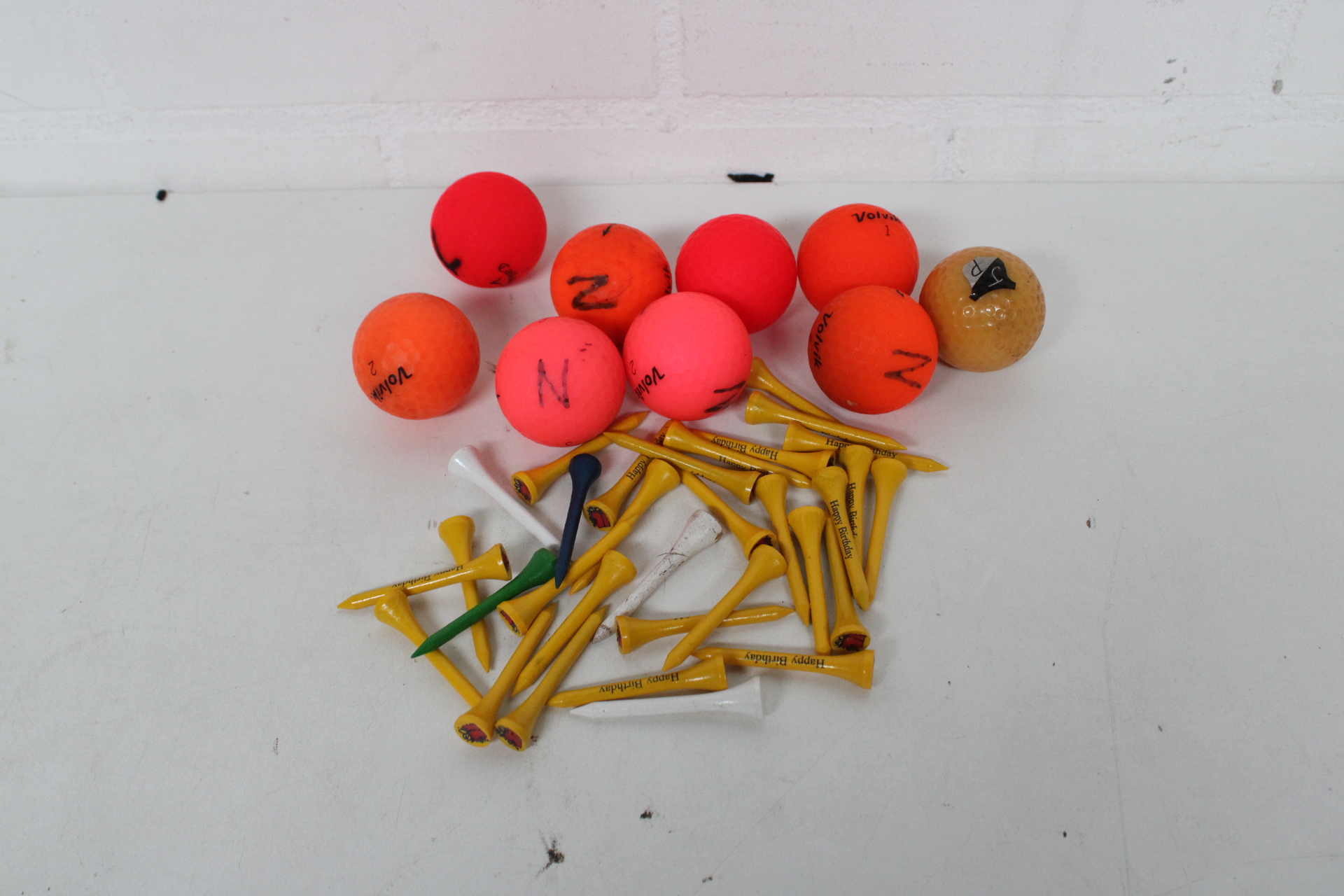 Set gekleurde golfballen en houten tees – foto 2 – kavel bij GSD Auctions, Zoeterwoude