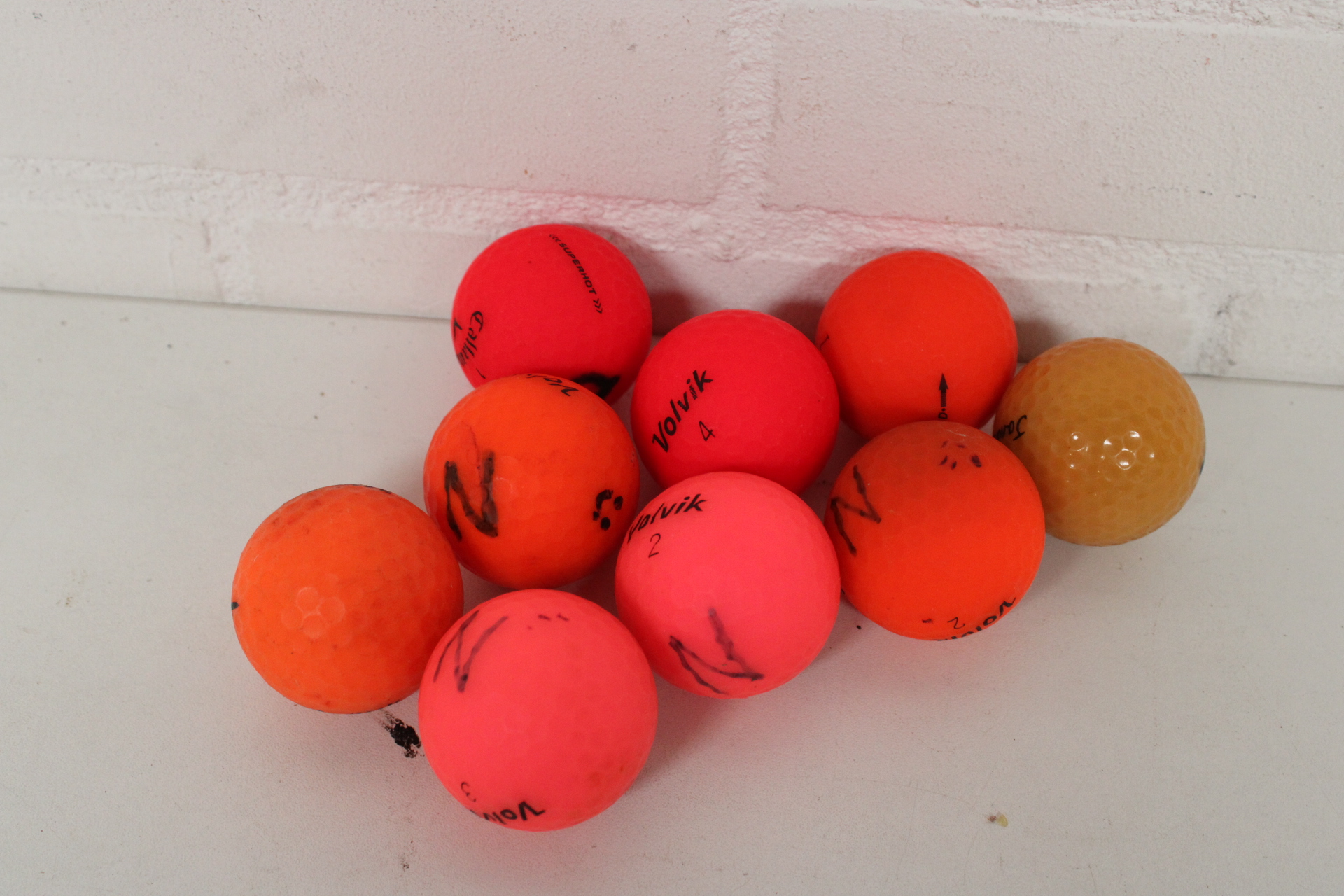 Set gekleurde golfballen en houten tees – foto 3 – kavel bij GSD Auctions, Zoeterwoude