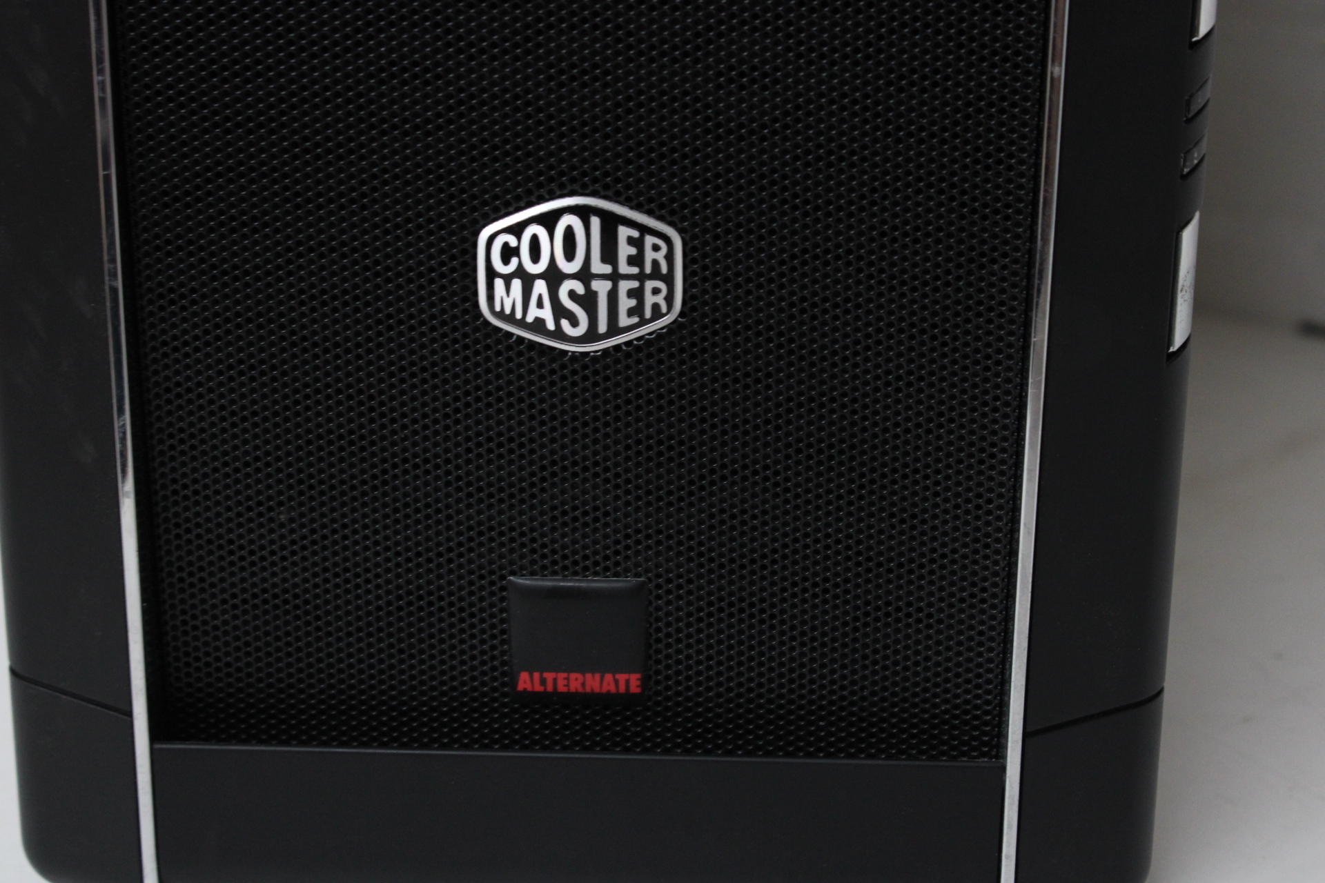 Cooler Master desktop PC kast met LG Blu-ray drive – foto 3 – kavel bij GSD Auctions, Zoeterwoude