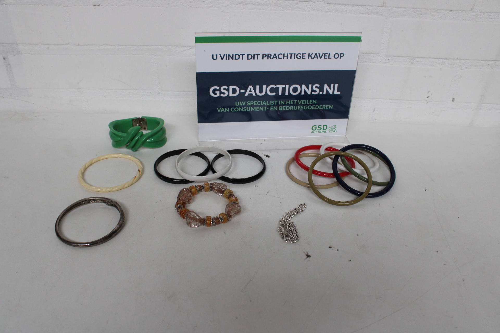 Diverse armbanden en bangles in verschillende kleuren – kavel bij GSD Auctions, Zoeterwoude