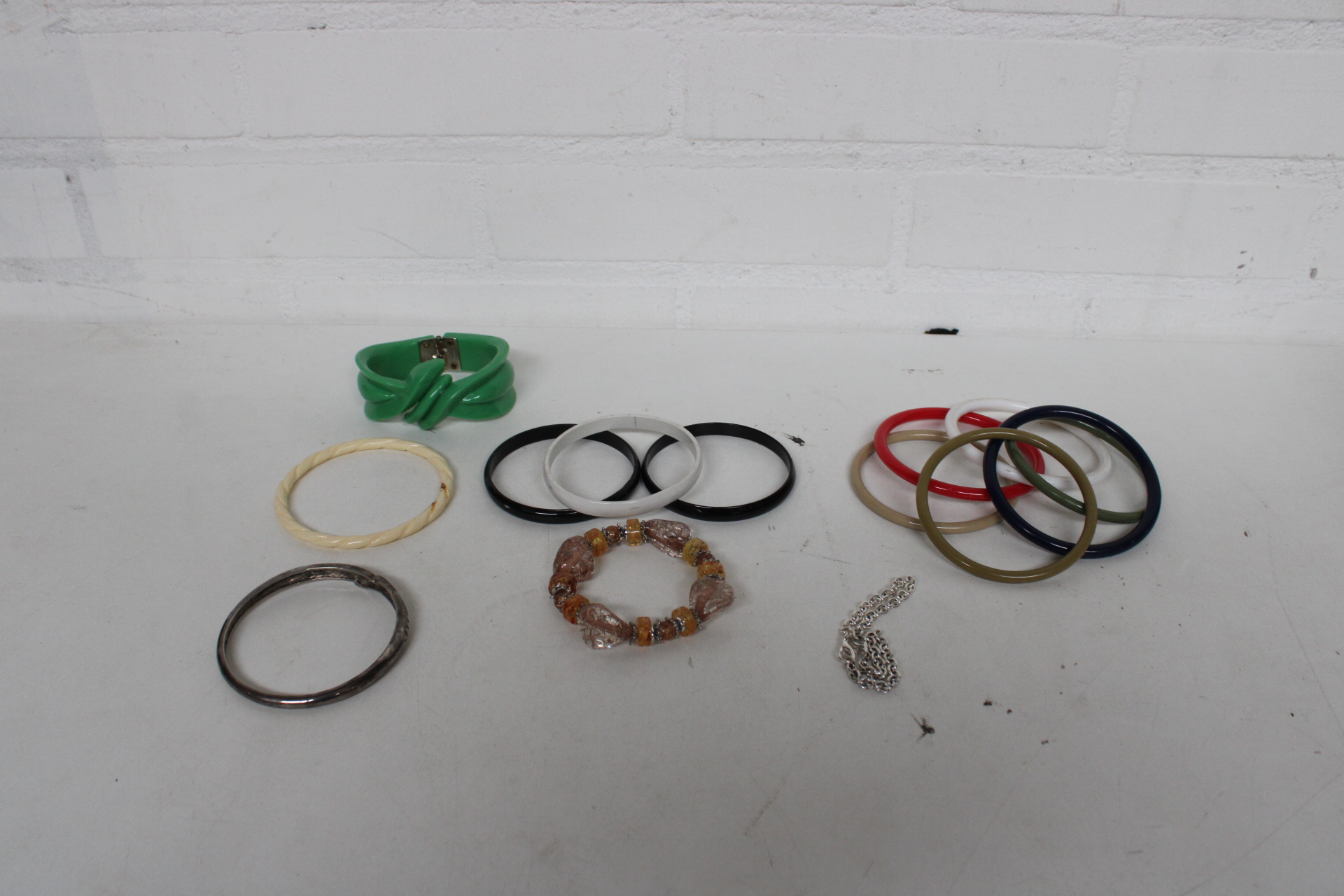 Diverse armbanden en bangles in verschillende kleuren – foto 2 – kavel bij GSD Auctions, Zoeterwoude