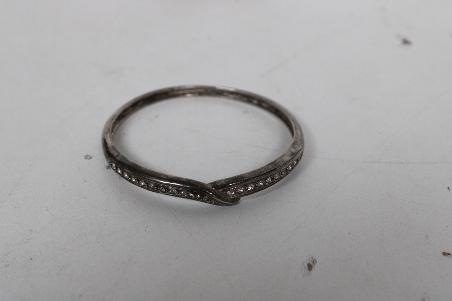 Diverse armbanden en bangles in verschillende kleuren – foto 4 – kavel bij GSD Auctions, Zoeterwoude