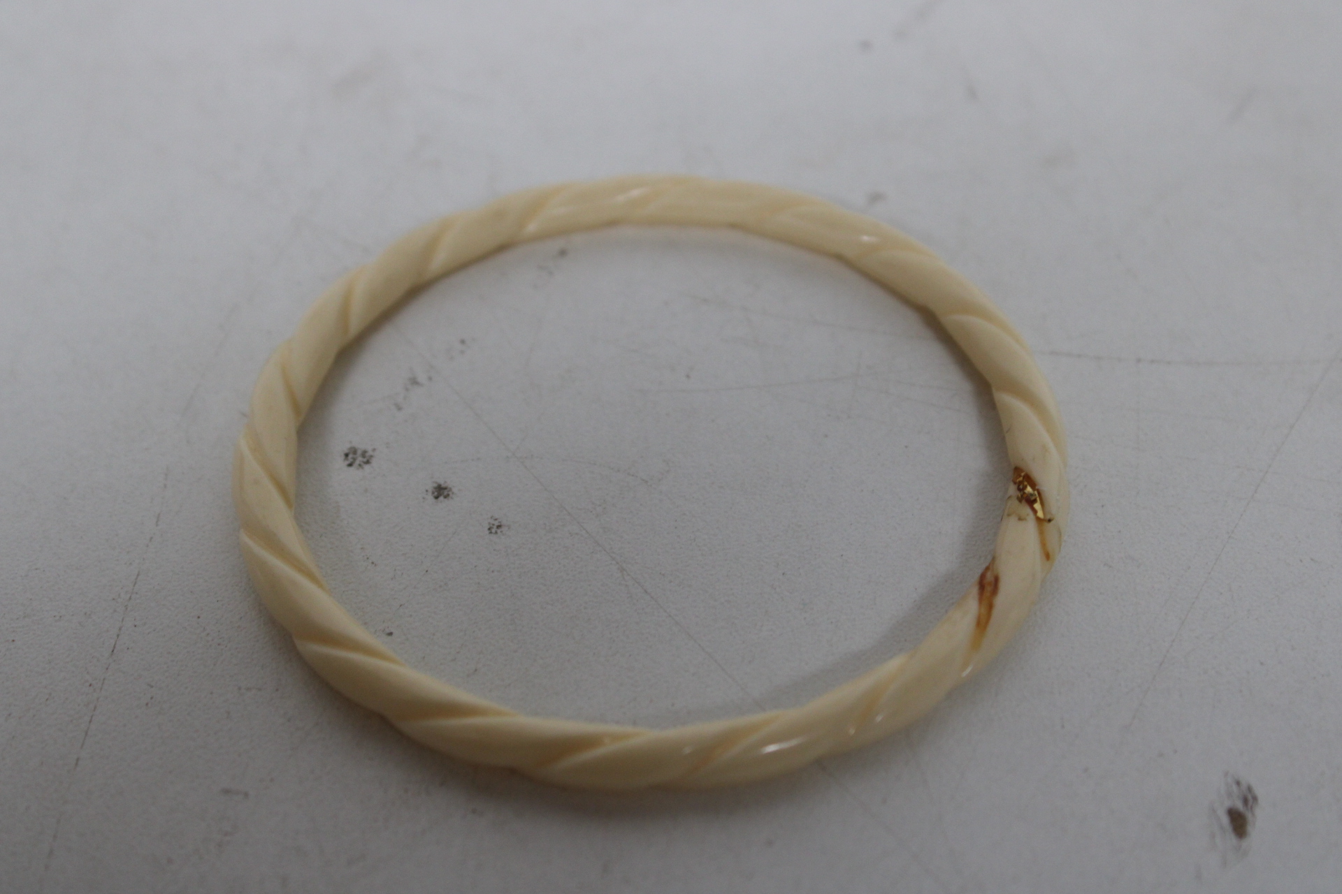 Diverse armbanden en bangles in verschillende kleuren – foto 6 – kavel bij GSD Auctions, Zoeterwoude