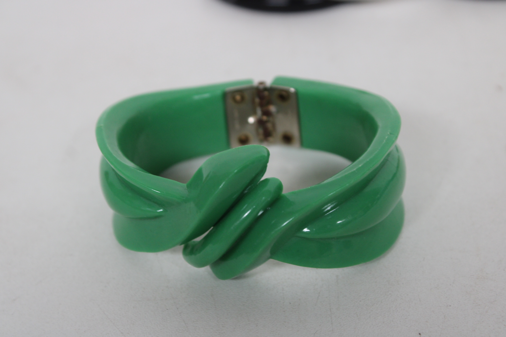 Diverse armbanden en bangles in verschillende kleuren – foto 7 – kavel bij GSD Auctions, Zoeterwoude