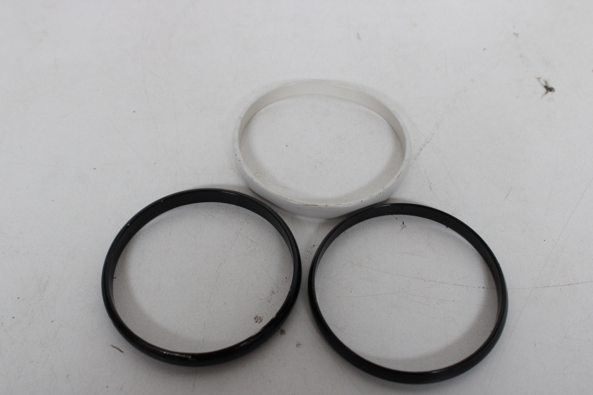Diverse armbanden en bangles in verschillende kleuren – foto 8 – kavel bij GSD Auctions, Zoeterwoude