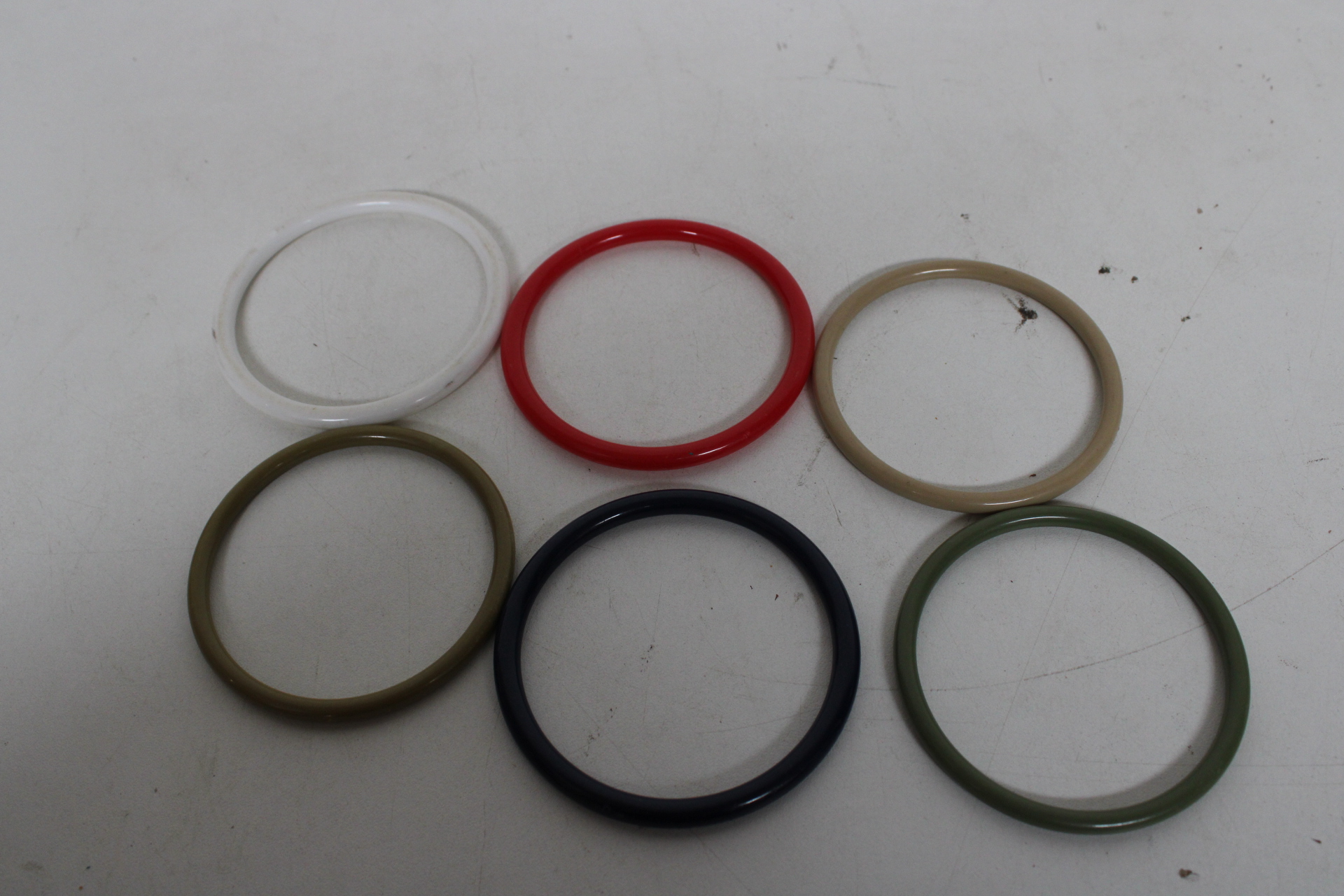 Diverse armbanden en bangles in verschillende kleuren – foto 9 – kavel bij GSD Auctions, Zoeterwoude