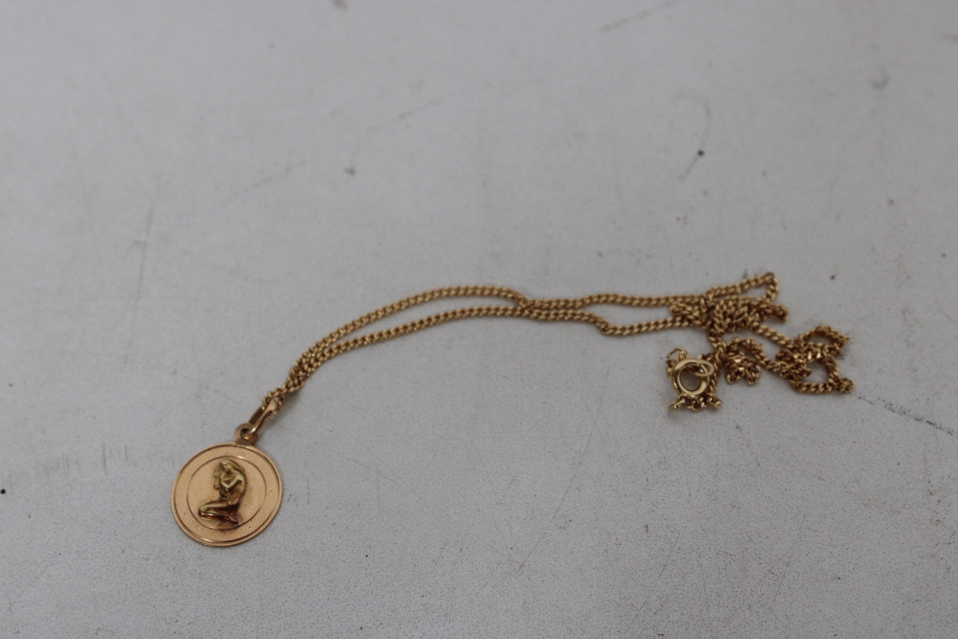Gouden ketting met munt hanger – foto 2 – kavel bij GSD Auctions, Zoeterwoude
