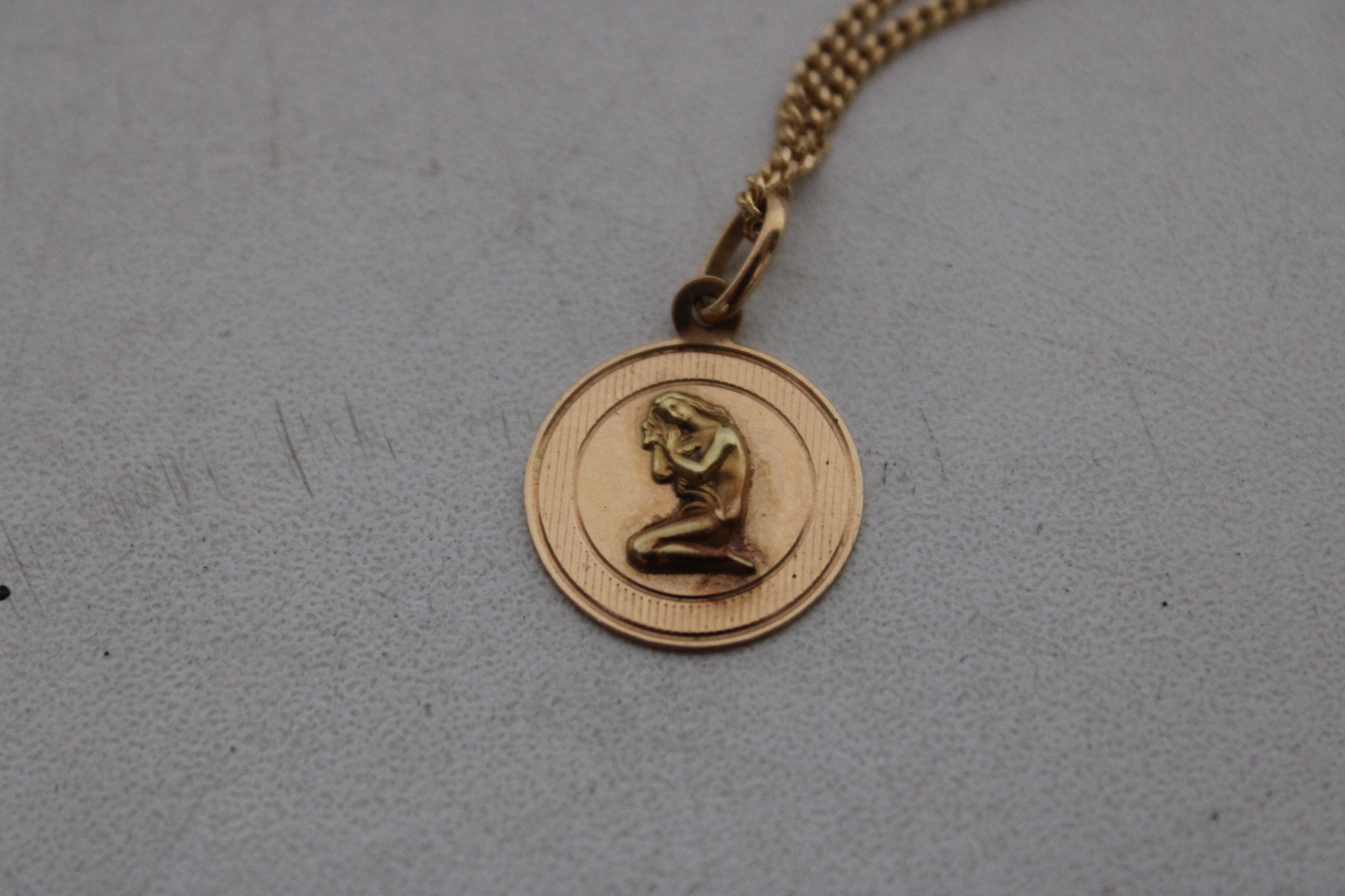 Gouden ketting met munt hanger – foto 3 – kavel bij GSD Auctions, Zoeterwoude