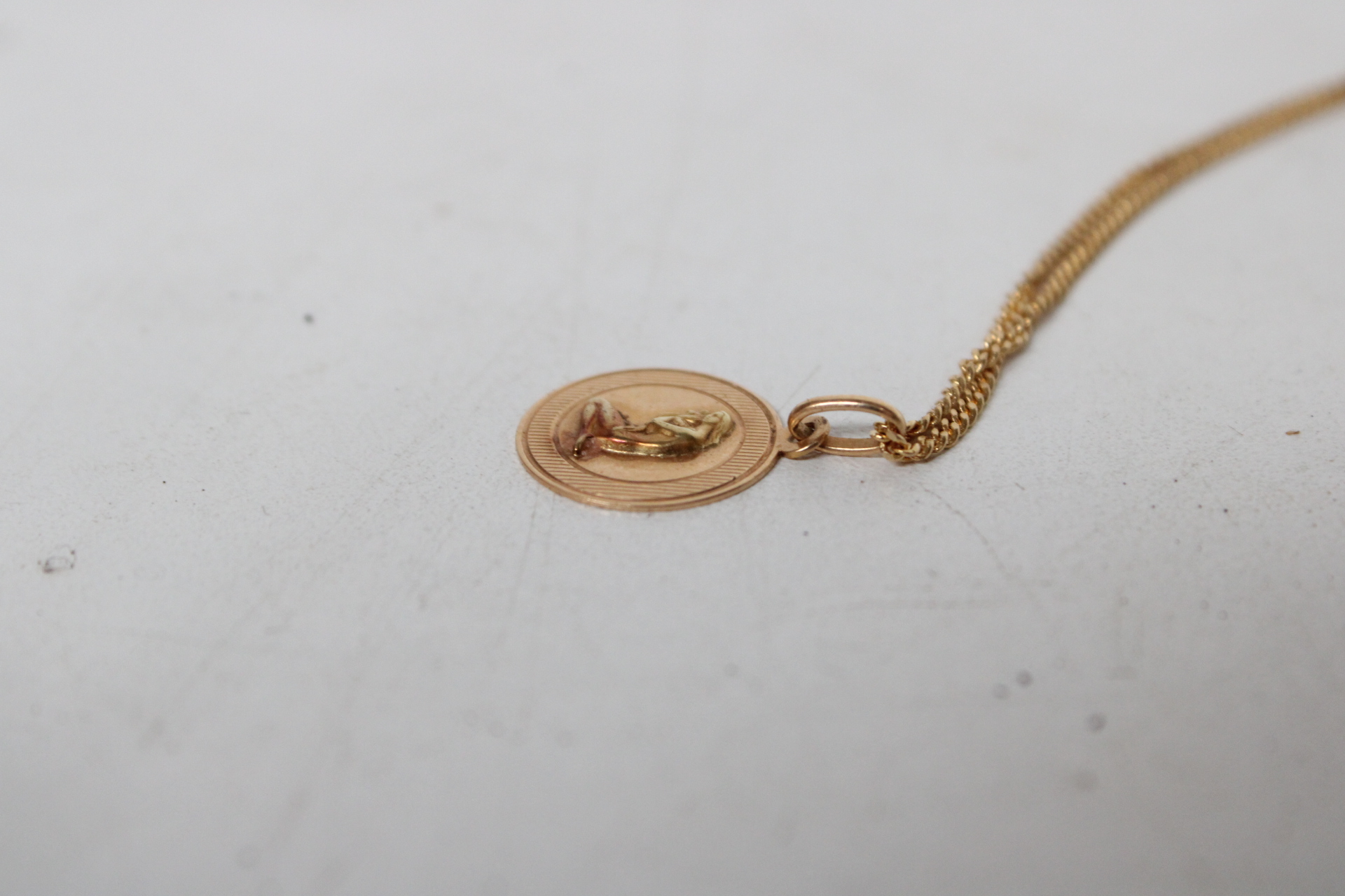 Gouden ketting met munt hanger – foto 5 – kavel bij GSD Auctions, Zoeterwoude