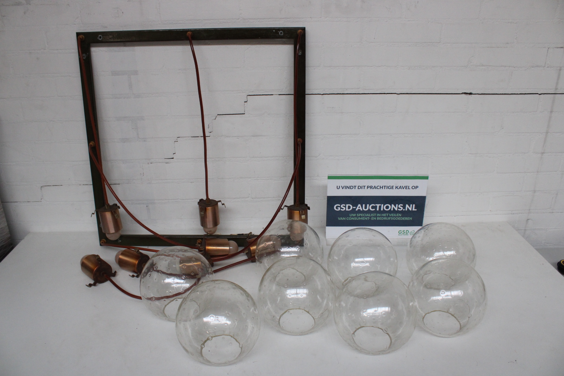 Set glazen lampen met metalen frame – kavel bij GSD Auctions, Zoeterwoude