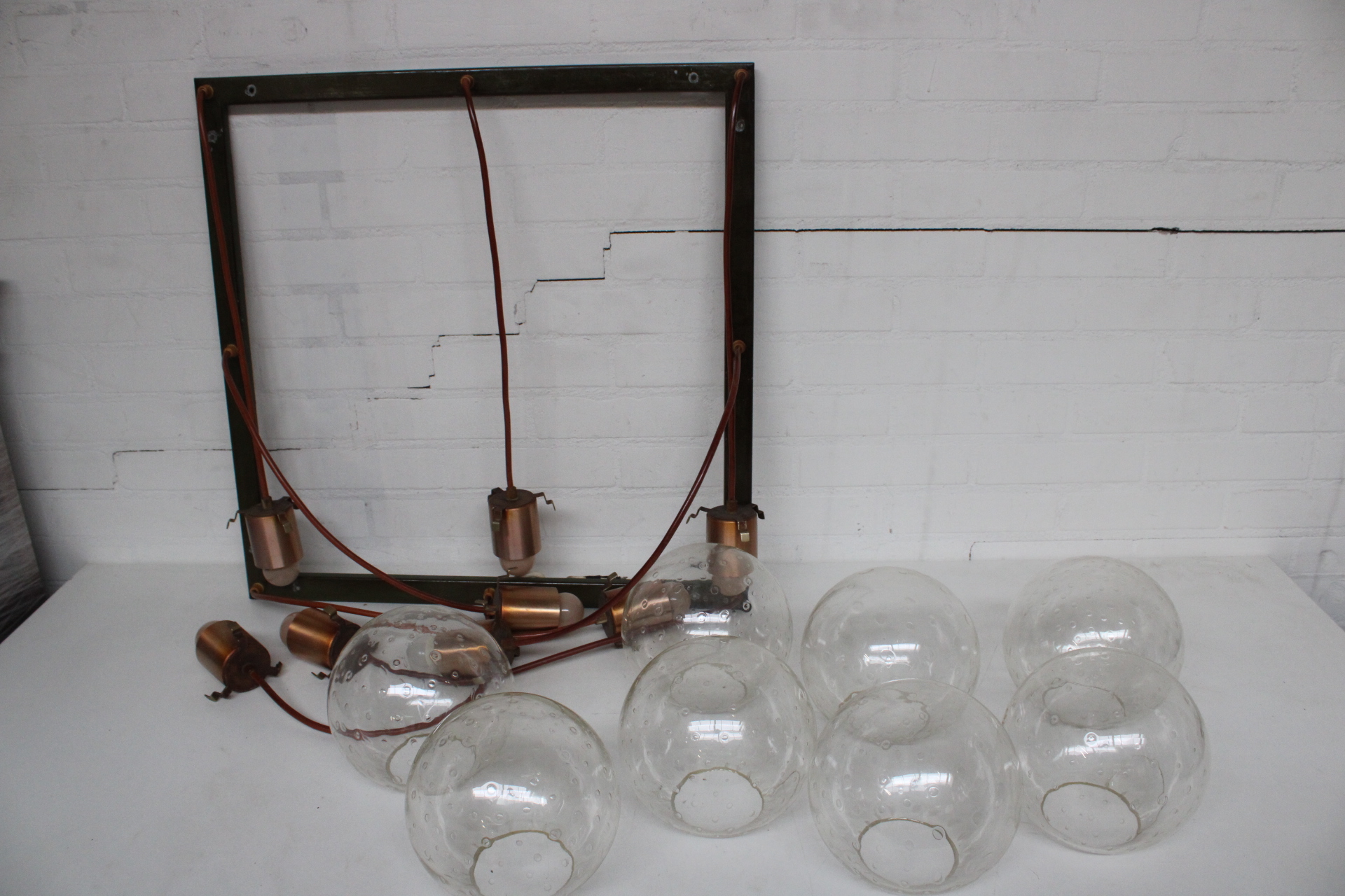 Plafondlamp met een metalen frame en glazen bollen – foto 2 – kavel bij GSD Auctions, Zoeterwoude