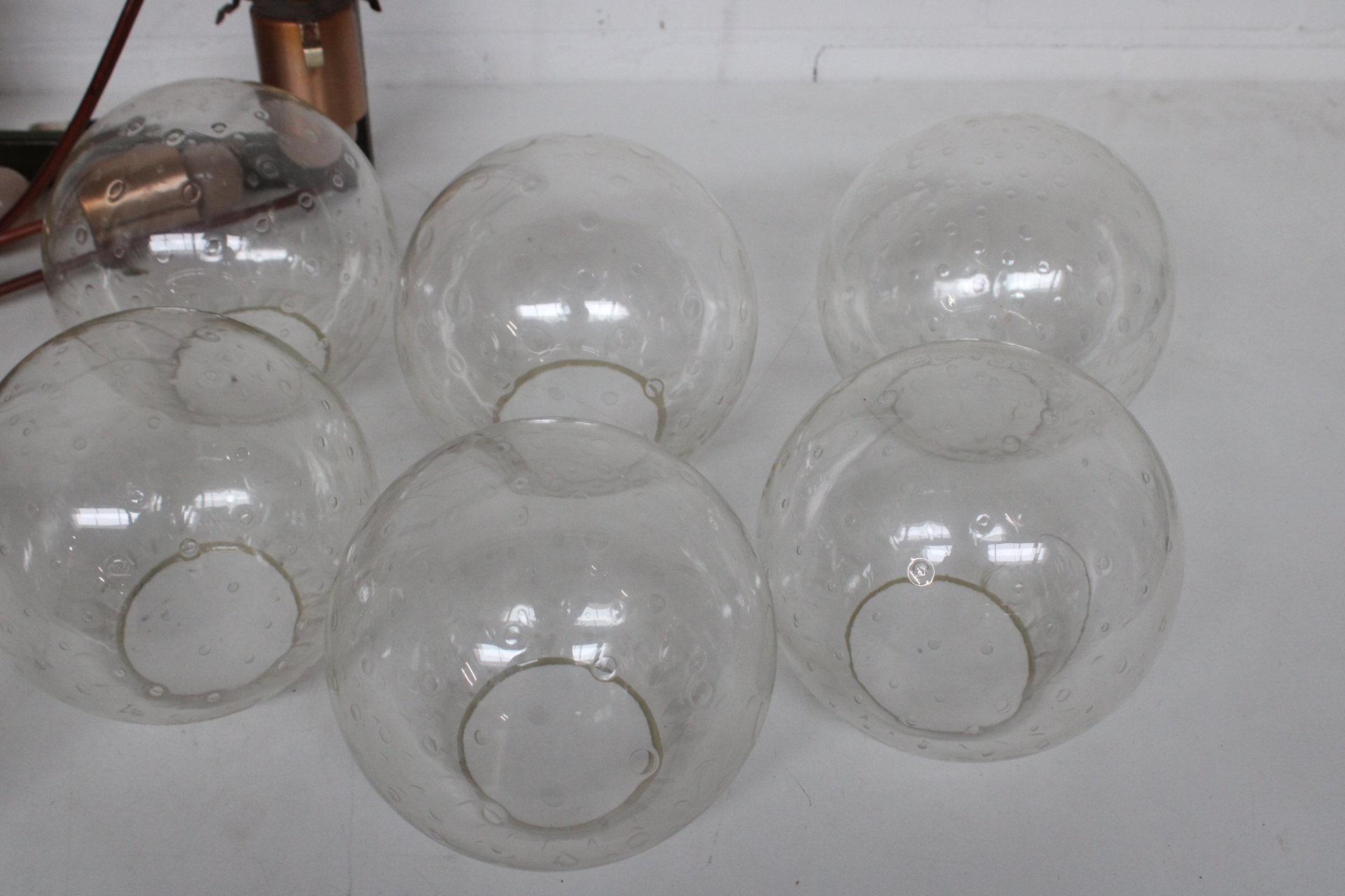 Plafondlamp met een metalen frame en glazen bollen – foto 3 – kavel bij GSD Auctions, Zoeterwoude