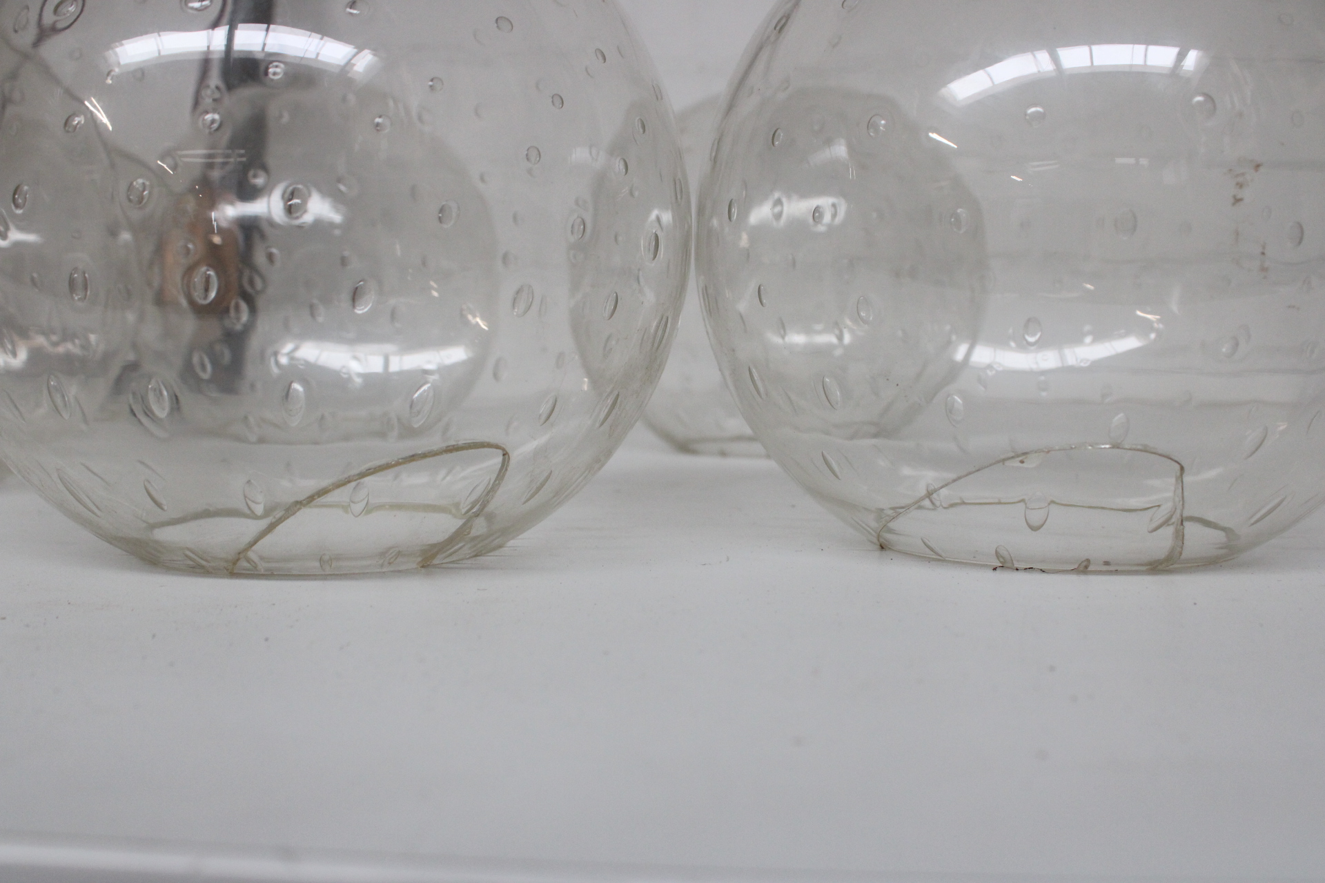 Plafondlamp met een metalen frame en glazen bollen – foto 4 – kavel bij GSD Auctions, Zoeterwoude