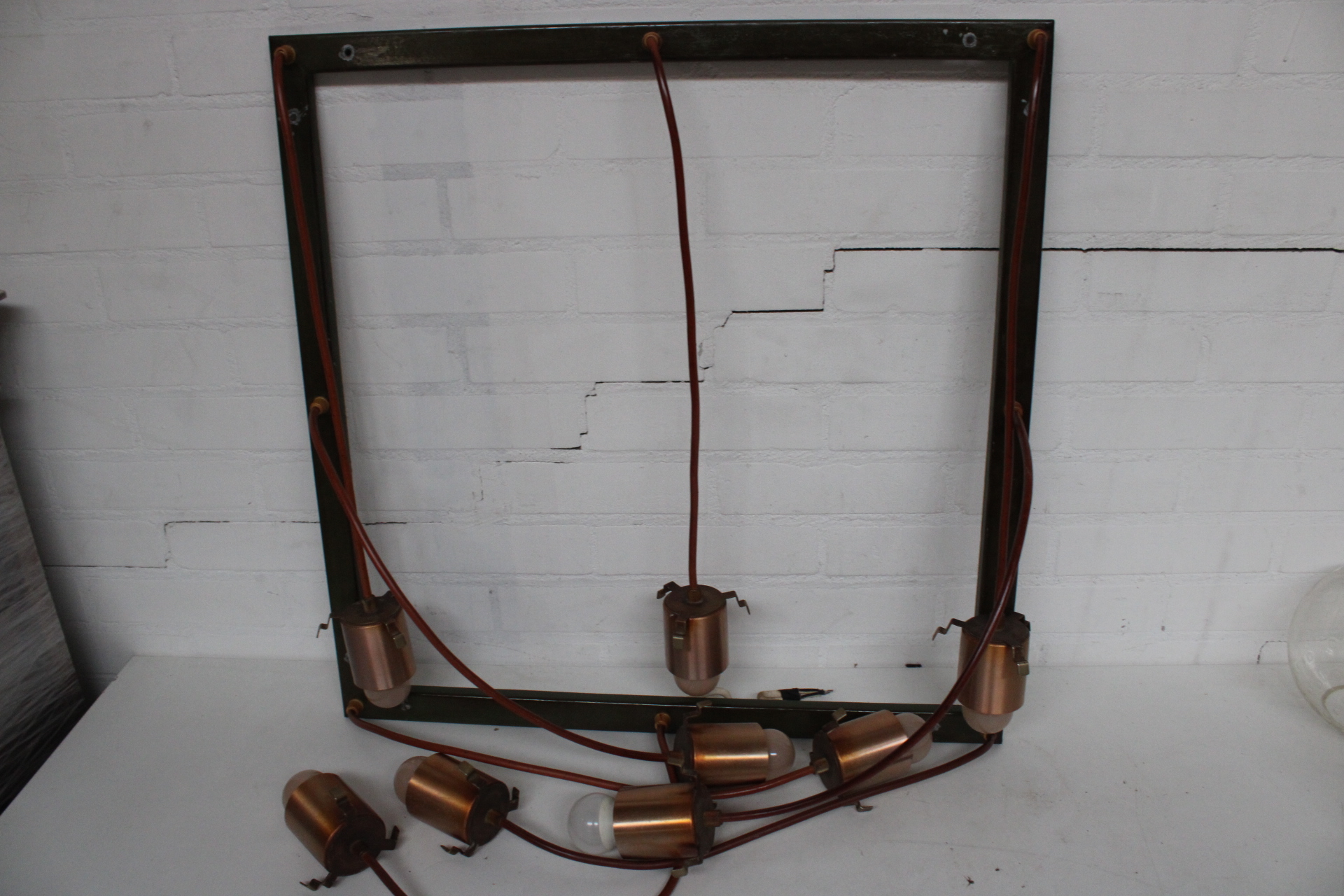 Plafondlamp met een metalen frame en glazen bollen – foto 5 – kavel bij GSD Auctions, Zoeterwoude