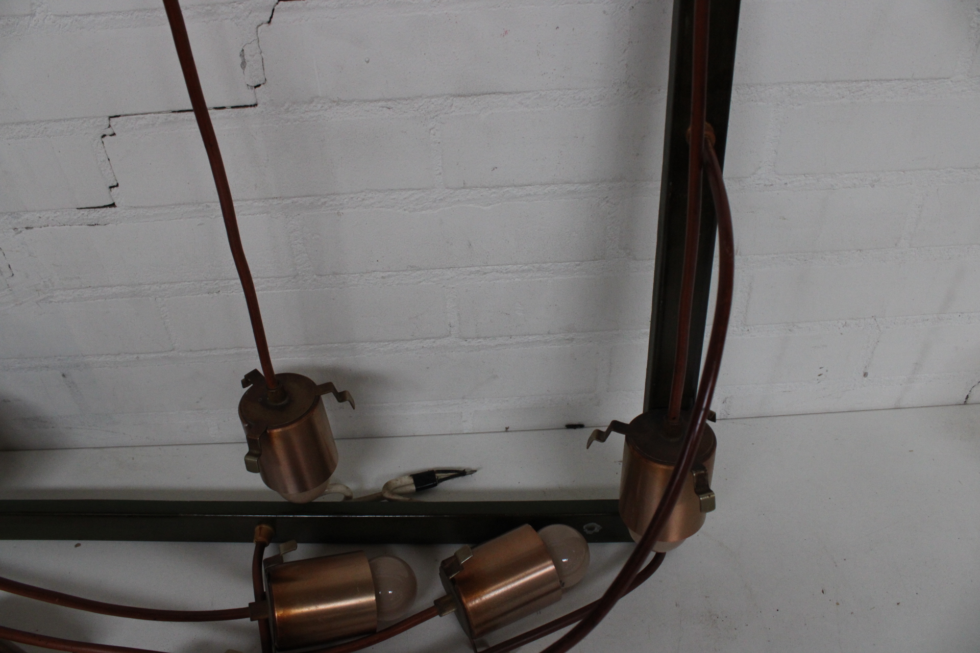 Plafondlamp met een metalen frame en glazen bollen – foto 9 – kavel bij GSD Auctions, Zoeterwoude
