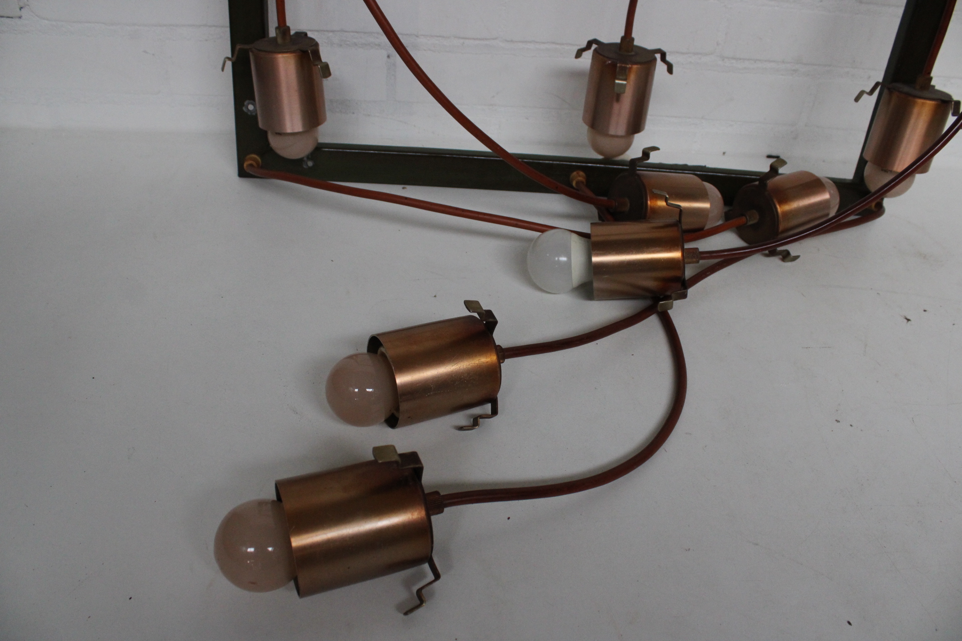 Plafondlamp met een metalen frame en glazen bollen – foto 10 – kavel bij GSD Auctions, Zoeterwoude