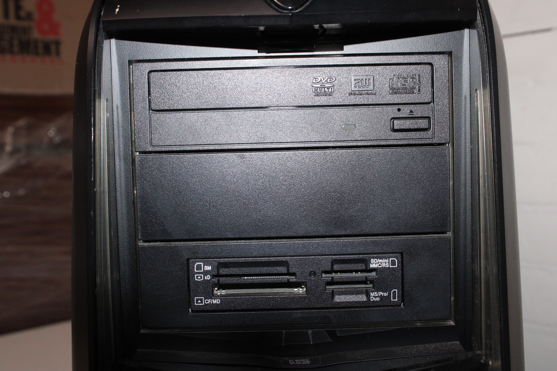 Zwarte desktop computerkast met dvd-station en kaartlezer – foto 4 – kavel bij GSD Auctions, Zoeterwoude