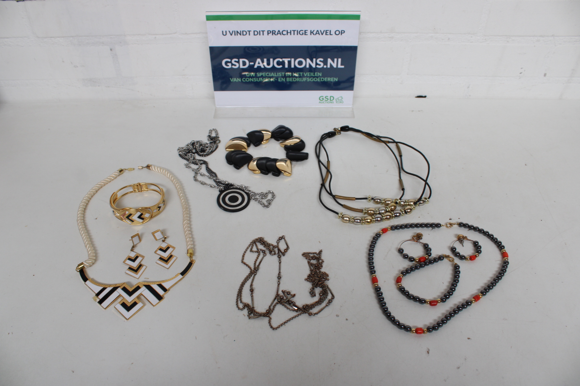 Set van sieraden en kettingen – kavel bij GSD Auctions, Zoeterwoude