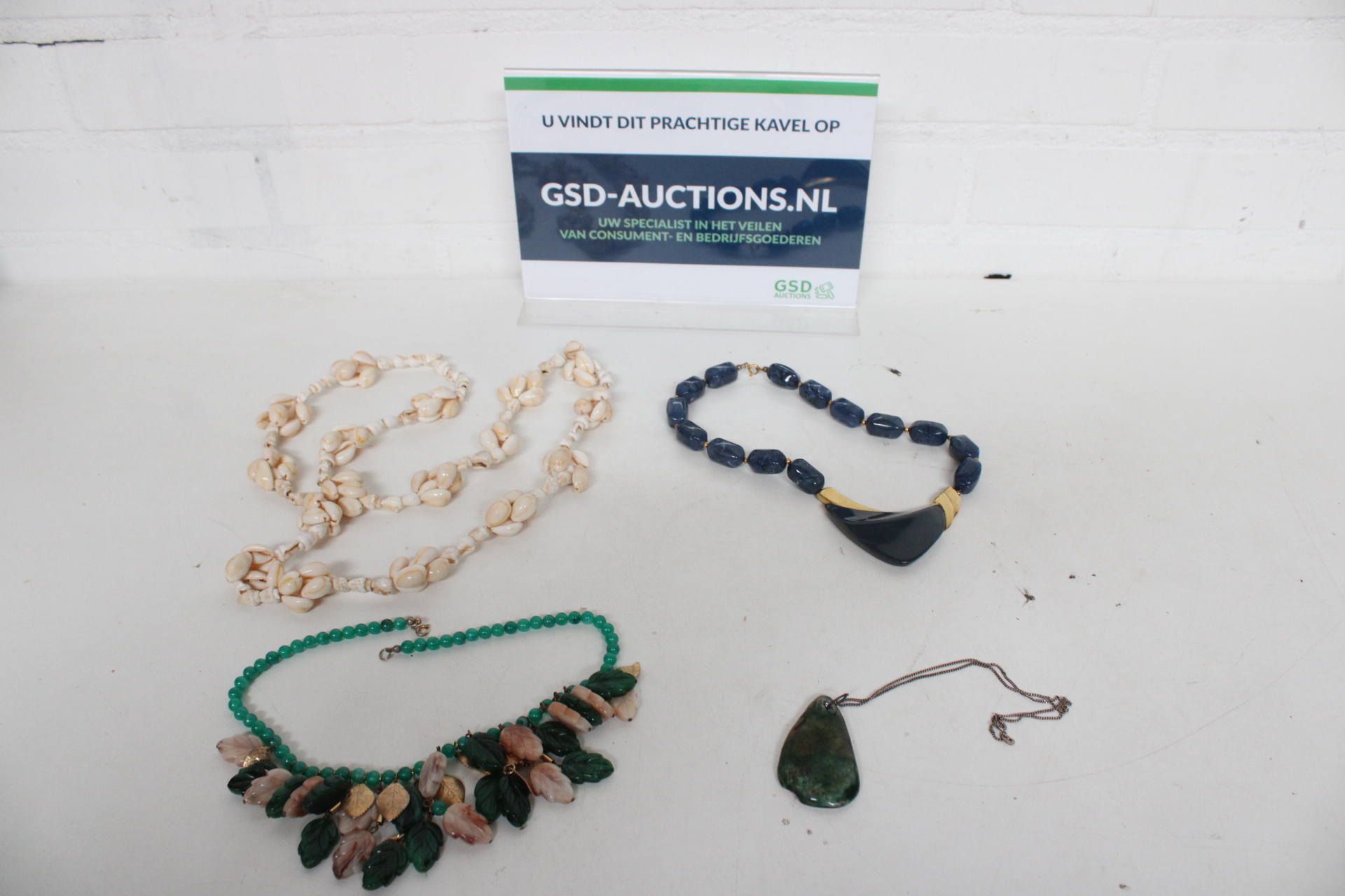 Set van vier verschillende kettingen met schelpen en stenen – kavel bij GSD Auctions, Zoeterwoude