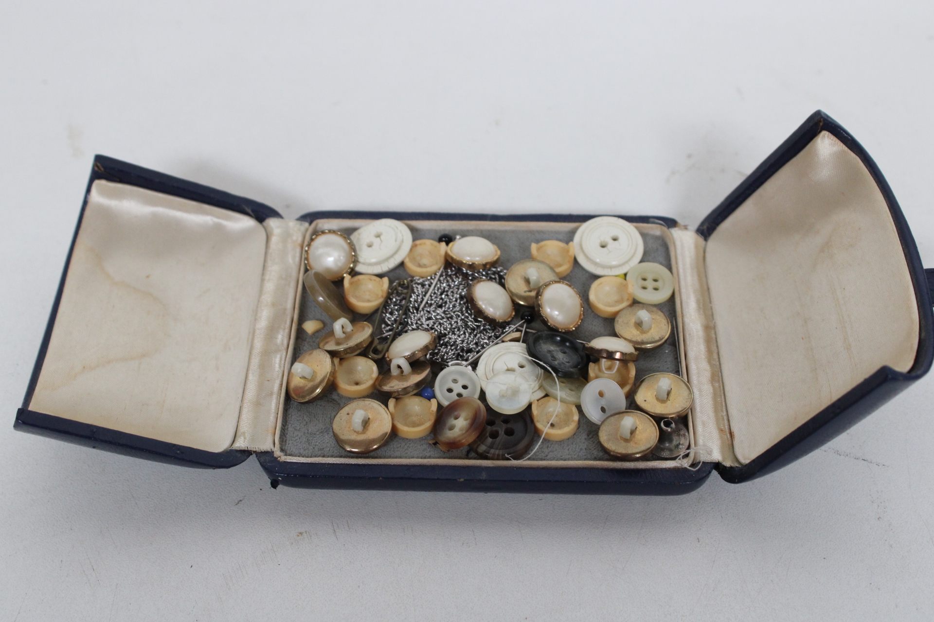 Set van diverse knopen in een etui – foto 2 – kavel bij GSD Auctions, Zoeterwoude