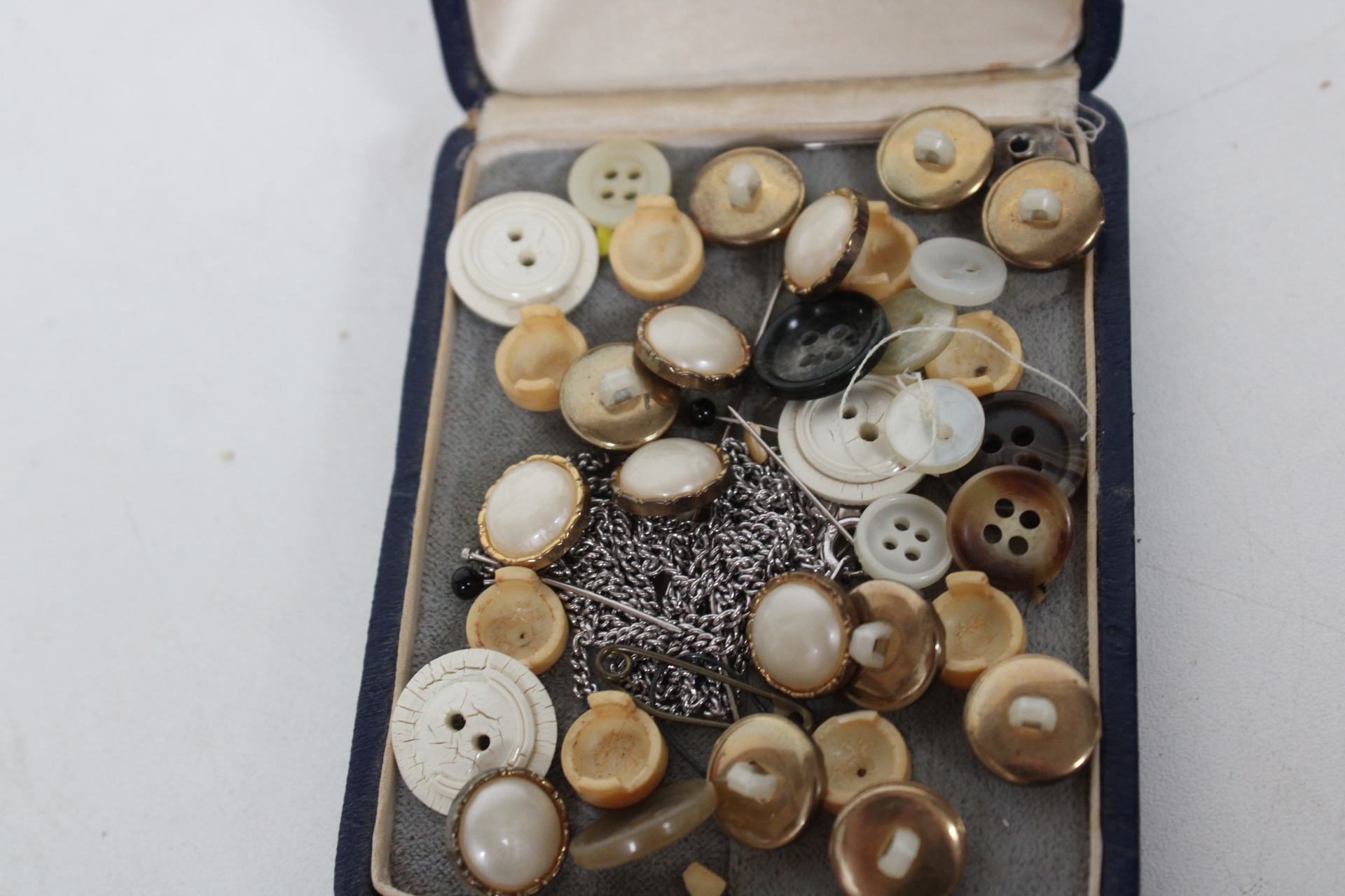 Set van diverse knopen in een etui – foto 3 – kavel bij GSD Auctions, Zoeterwoude