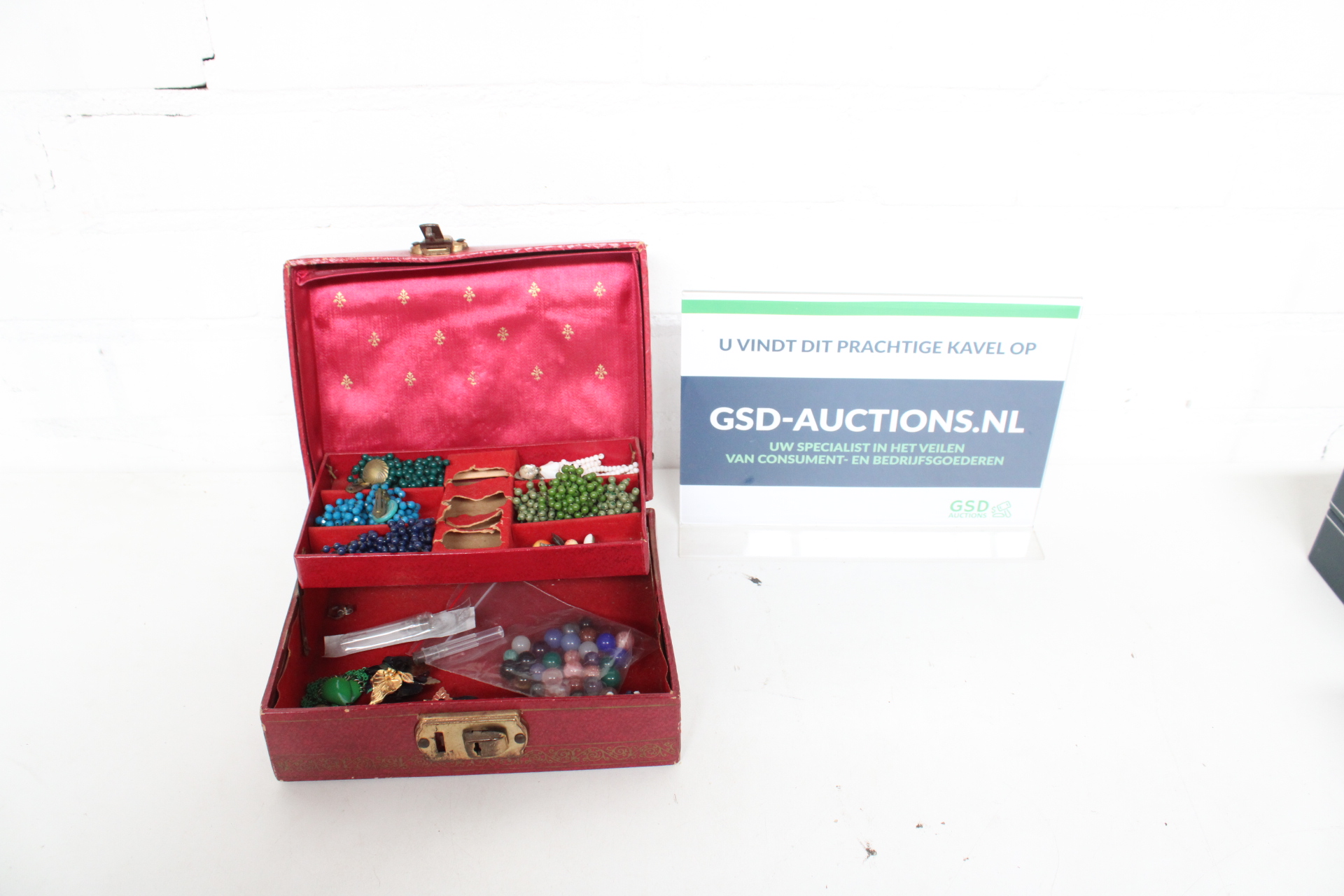 Sieradendoos met diverse kralen en clip oorbellen – kavel bij GSD Auctions, Zoeterwoude