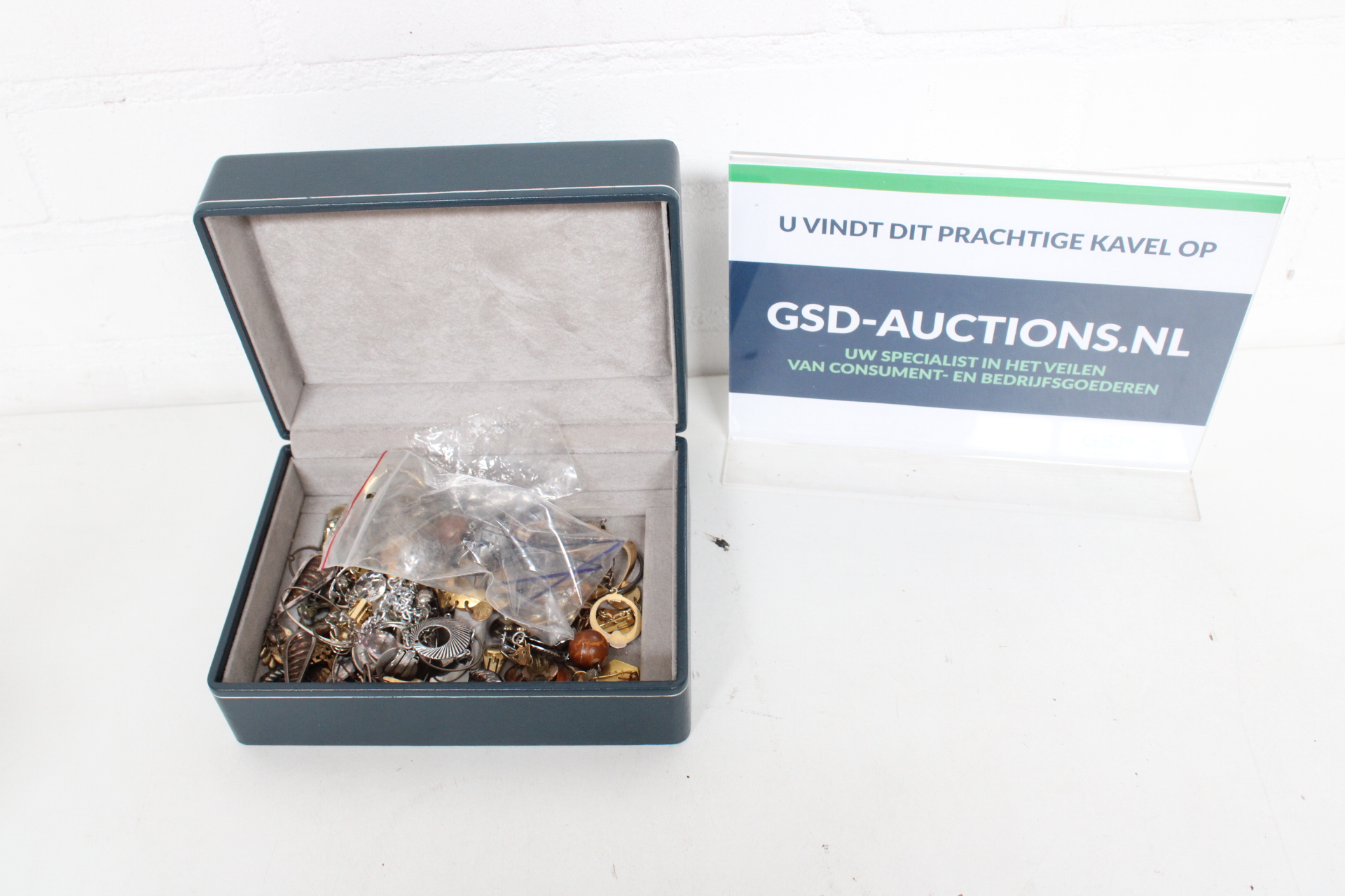Diverse sieraden in bewaardoos – kavel bij GSD Auctions, Zoeterwoude