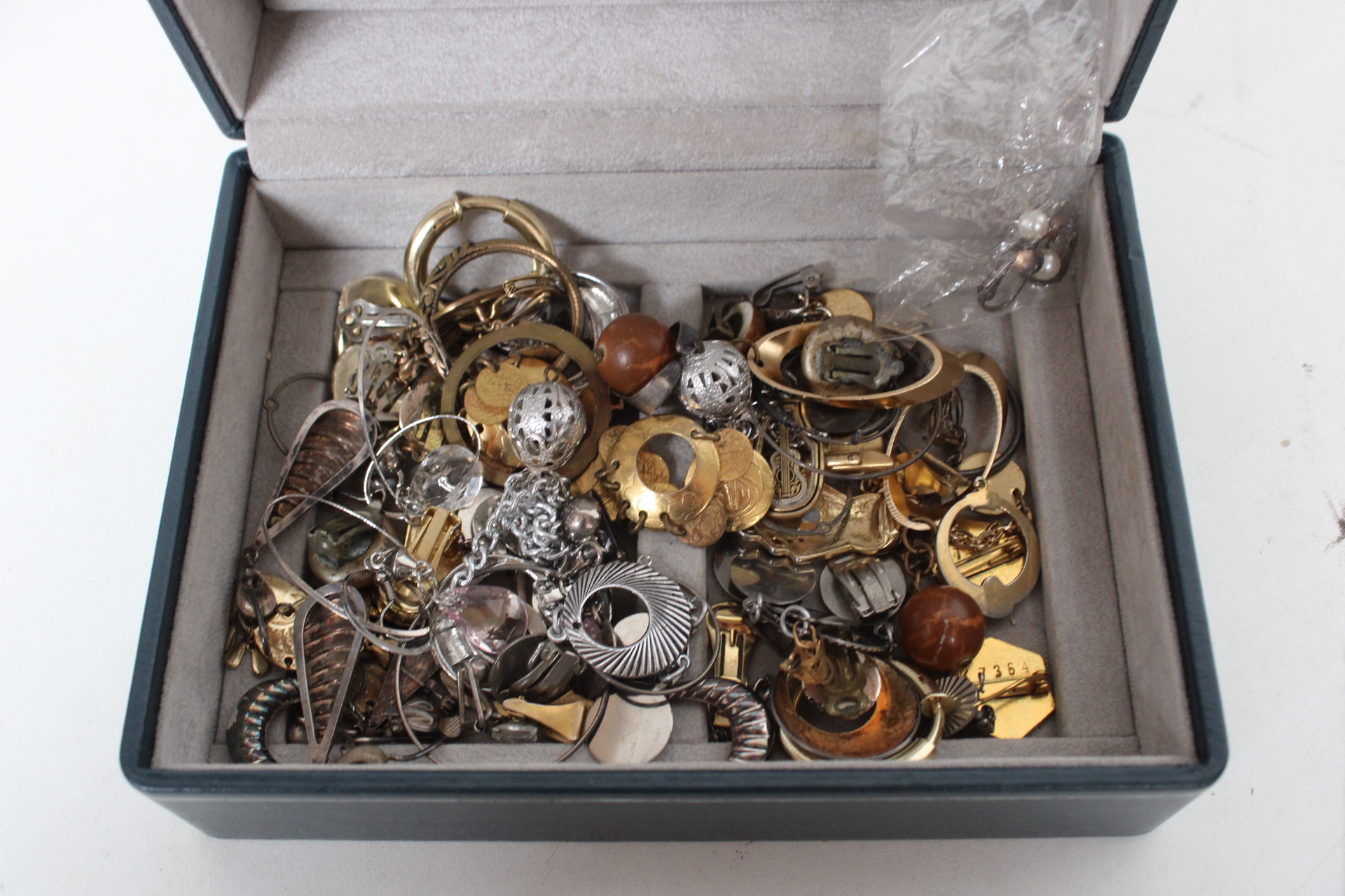 Mix van diverse sieraden in een doosje – foto 4 – kavel bij GSD Auctions, Zoeterwoude