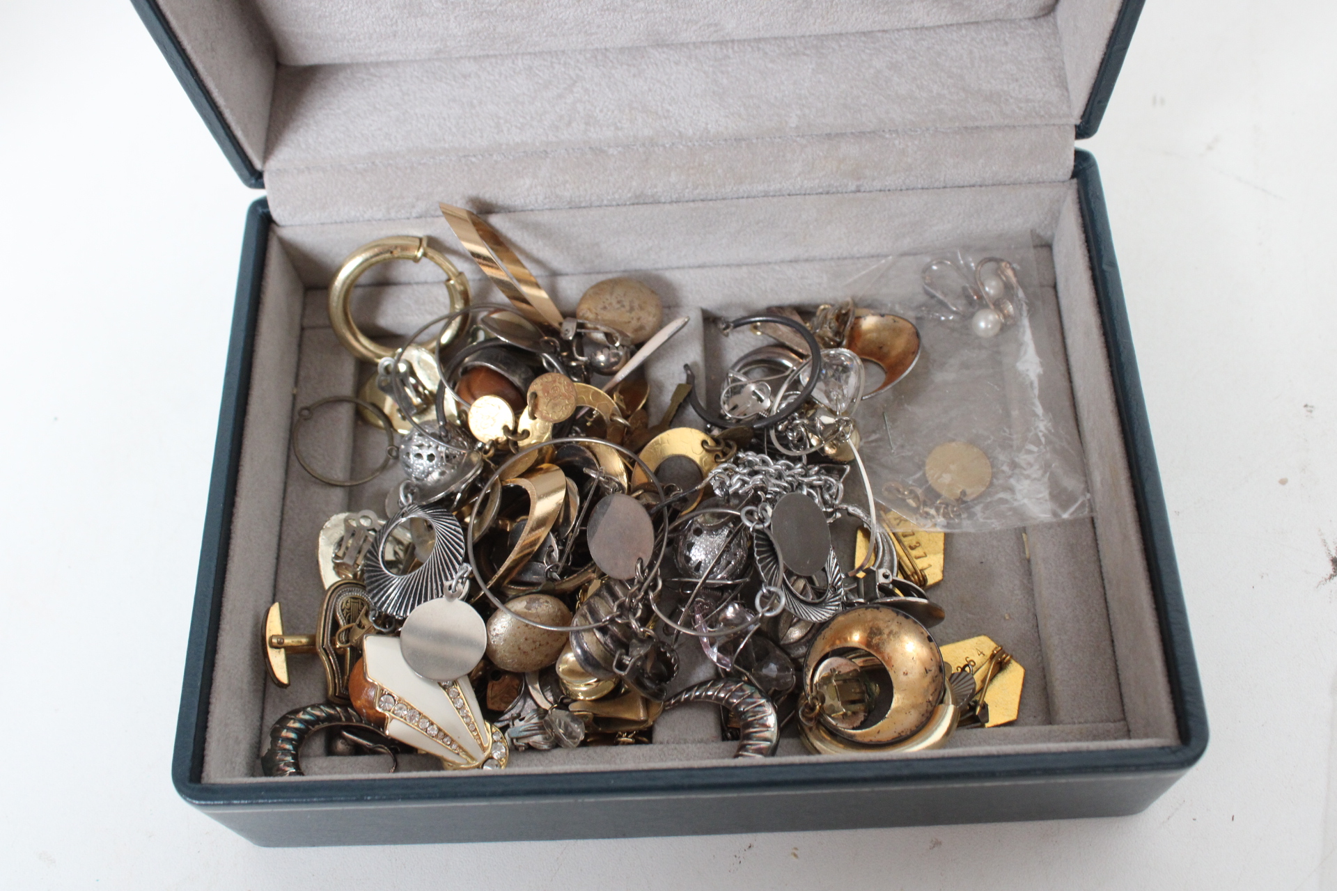 Mix van diverse sieraden in een doosje – foto 5 – kavel bij GSD Auctions, Zoeterwoude