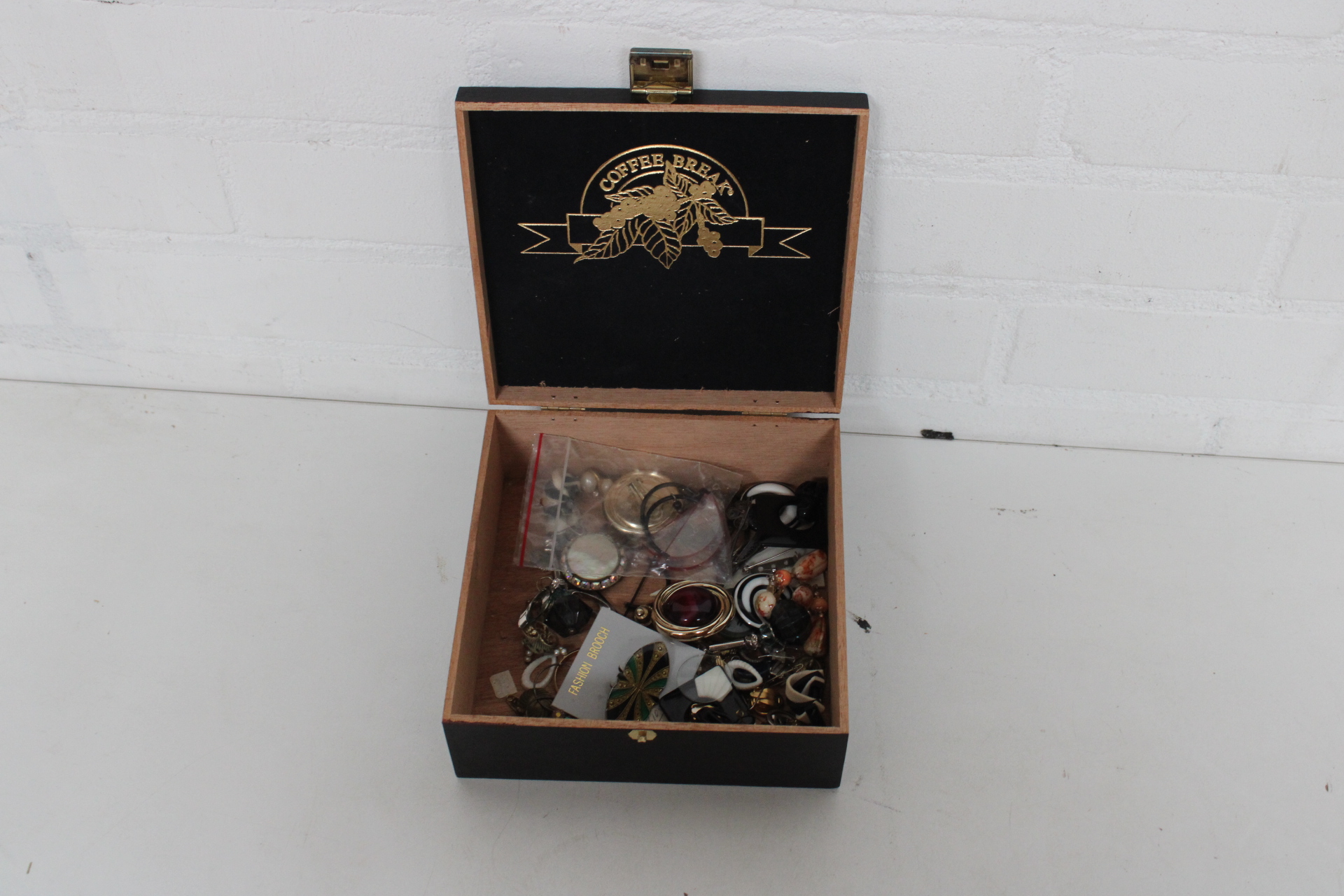 Houten sieradendoos van Coffee Break met accessoires – foto 2 – kavel bij GSD Auctions, Zoeterwoude