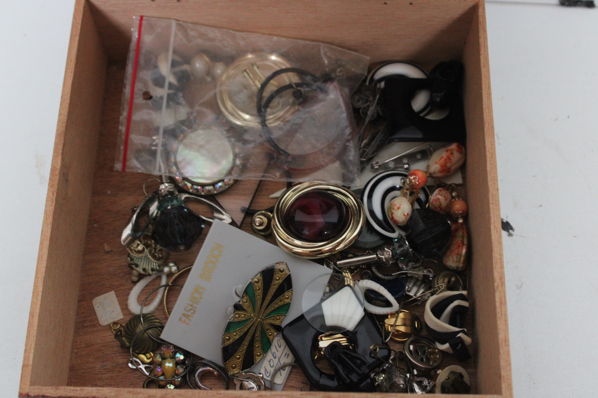 Houten sieradendoos van Coffee Break met accessoires – foto 3 – kavel bij GSD Auctions, Zoeterwoude