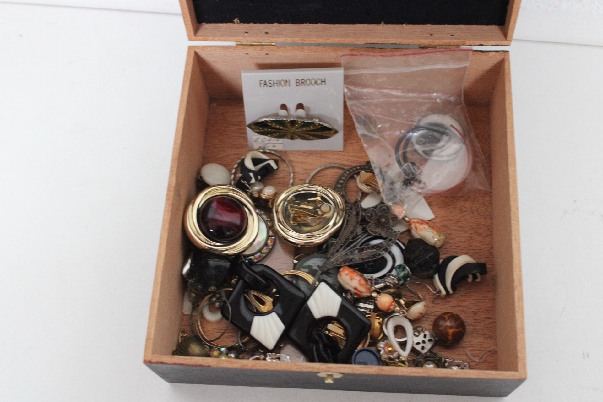 Houten sieradendoos van Coffee Break met accessoires – foto 4 – kavel bij GSD Auctions, Zoeterwoude