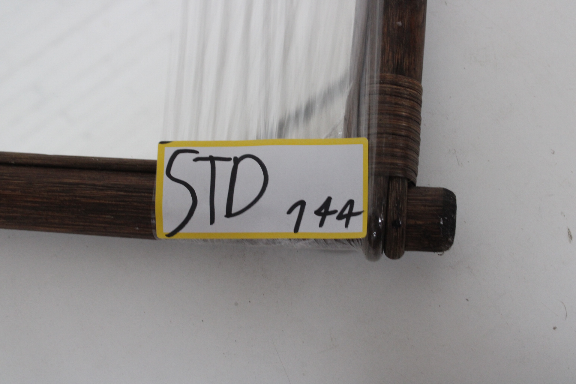 Rieten spiegel met houten lijst – foto 8 – kavel bij GSD Auctions, Zoeterwoude