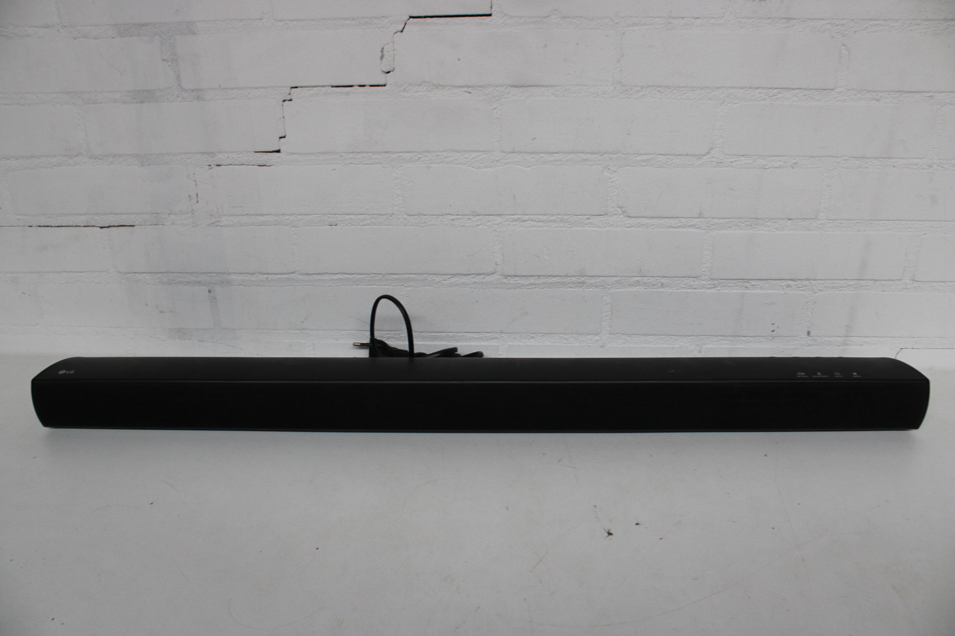 LG soundbar met Bluetooth en optische aansluiting – foto 2 – kavel bij GSD Auctions, Zoeterwoude