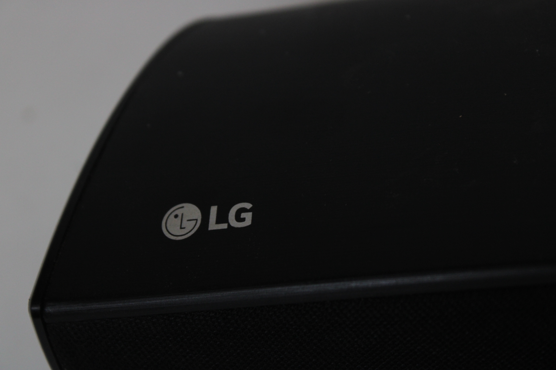 LG soundbar met Bluetooth en optische aansluiting – foto 3 – kavel bij GSD Auctions, Zoeterwoude