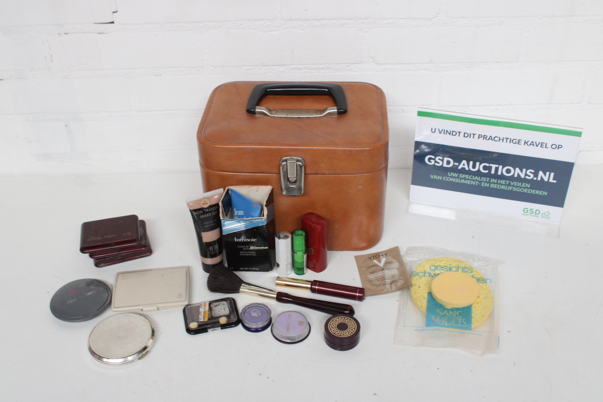 Vintage bruine make-up koffer met cosmetica en accessoires – kavel bij GSD Auctions, Zoeterwoude
