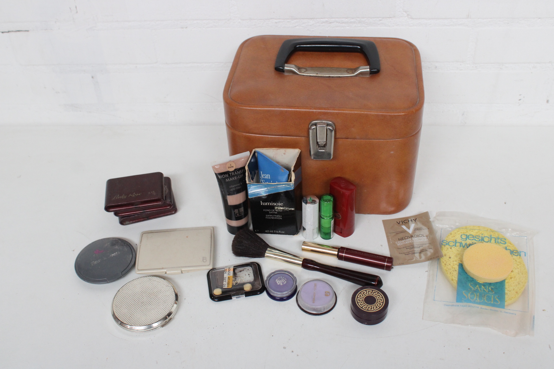 Vintage bruine make-up koffer met cosmetica en accessoires – foto 2 – kavel bij GSD Auctions, Zoeterwoude