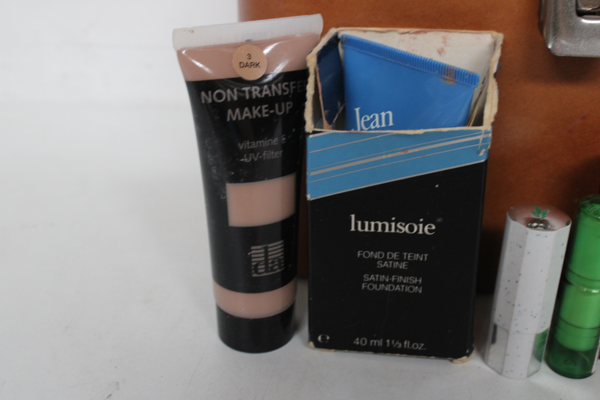 Vintage bruine make-up koffer met cosmetica en accessoires – foto 8 – kavel bij GSD Auctions, Zoeterwoude