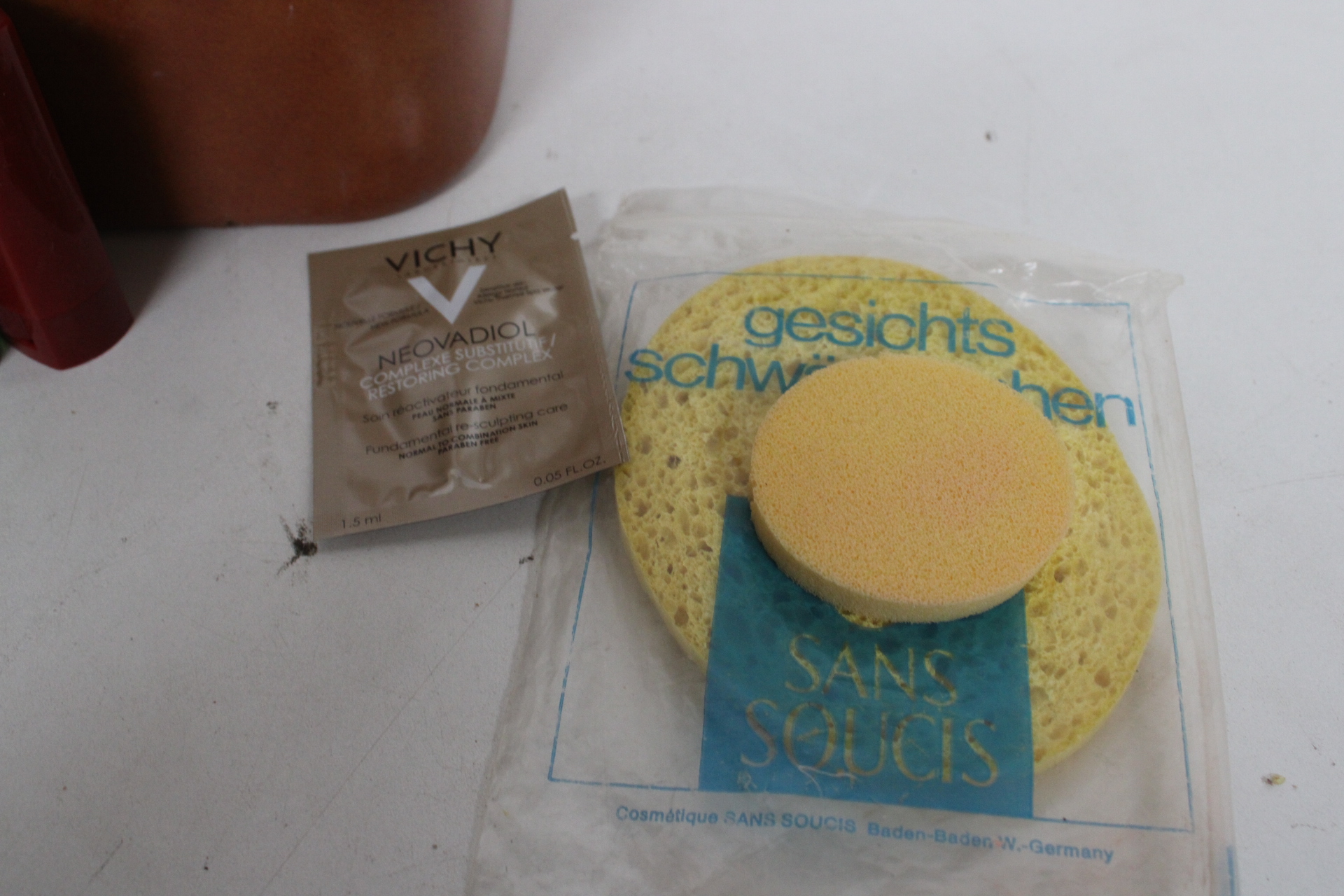Vintage bruine make-up koffer met cosmetica en accessoires – foto 10 – kavel bij GSD Auctions, Zoeterwoude