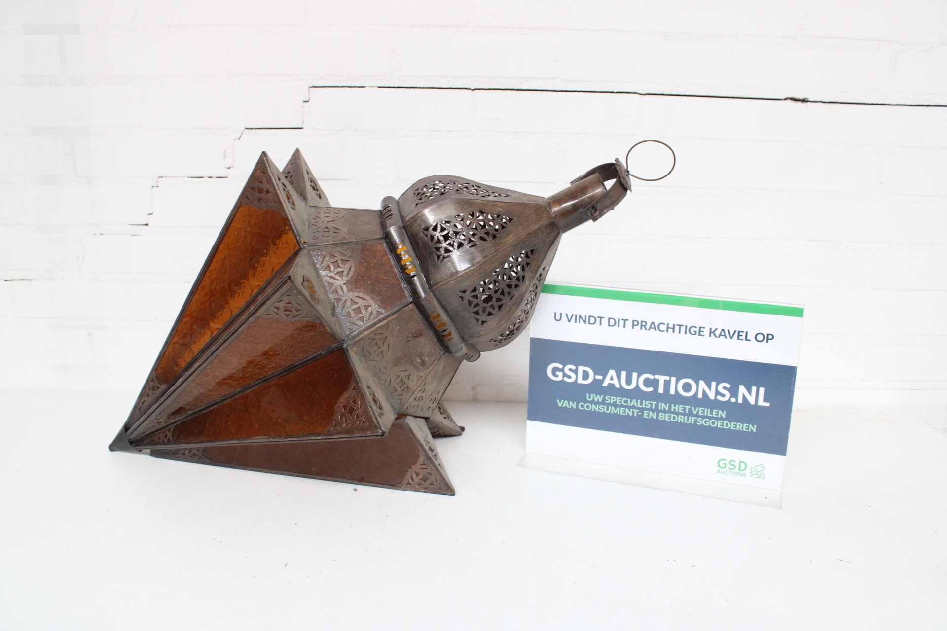 Marokkaanse metalen lantaarn met oranje glas – kavel bij GSD Auctions, Zoeterwoude