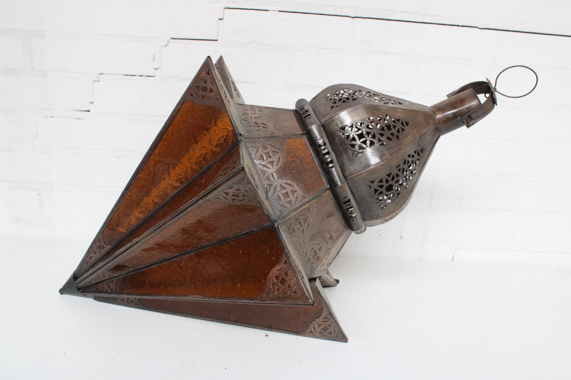 Marokkaanse metalen lantaarn met oranje glas – foto 2 – kavel bij GSD Auctions, Zoeterwoude