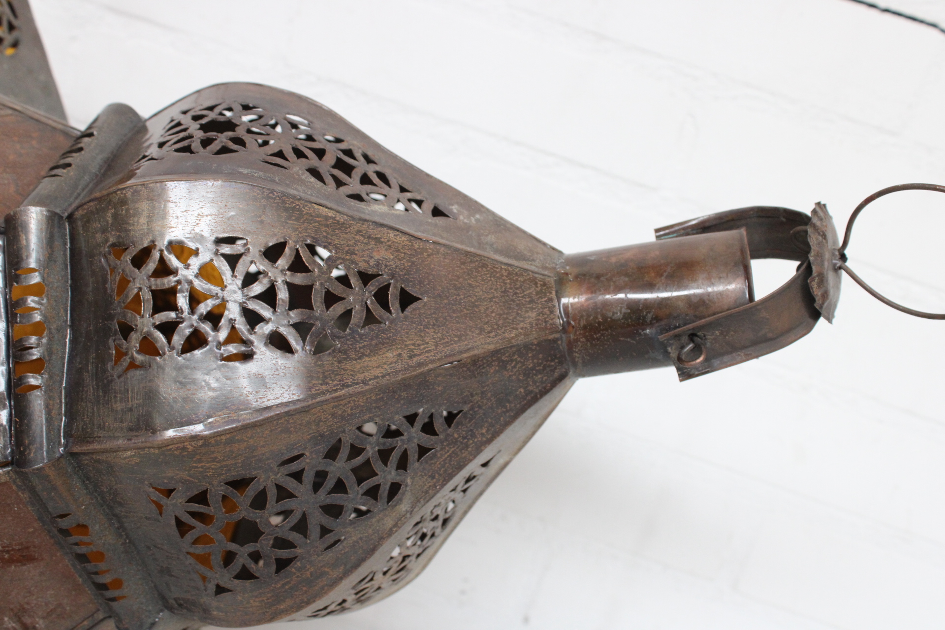 Marokkaanse metalen lantaarn met oranje glas – foto 3 – kavel bij GSD Auctions, Zoeterwoude