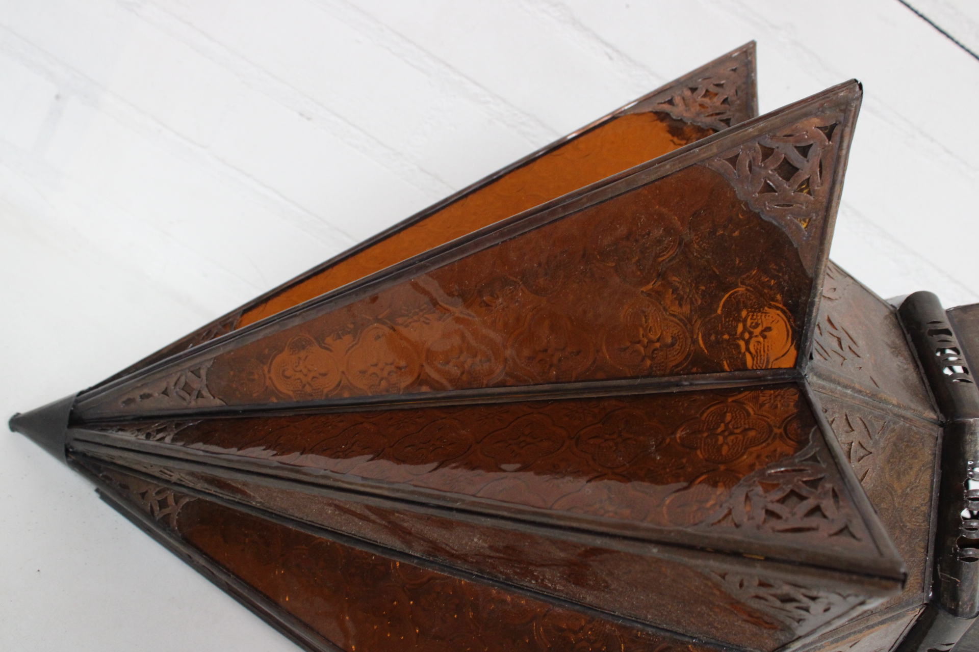Marokkaanse metalen lantaarn met oranje glas – foto 4 – kavel bij GSD Auctions, Zoeterwoude