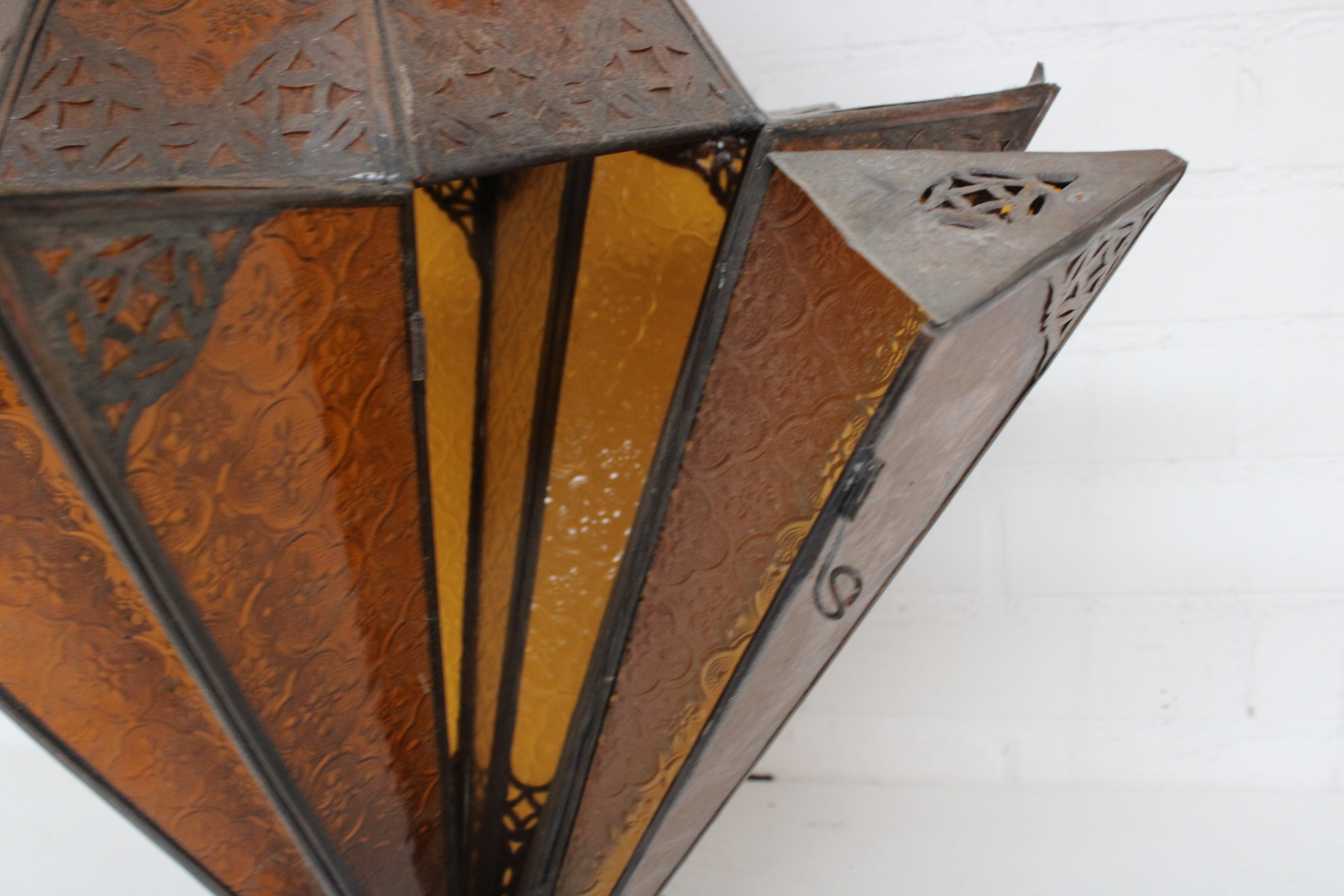 Marokkaanse metalen lantaarn met oranje glas – foto 5 – kavel bij GSD Auctions, Zoeterwoude