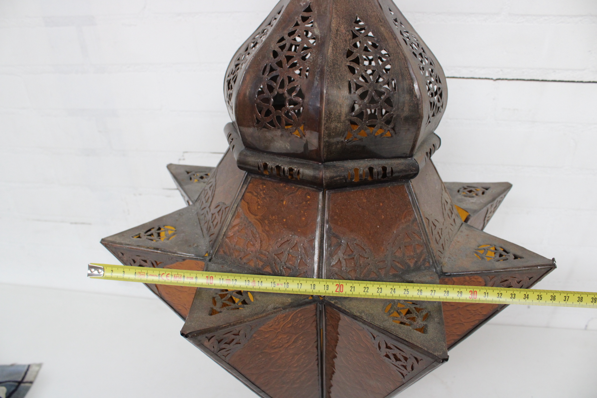 Marokkaanse metalen lantaarn met oranje glas – foto 7 – kavel bij GSD Auctions, Zoeterwoude