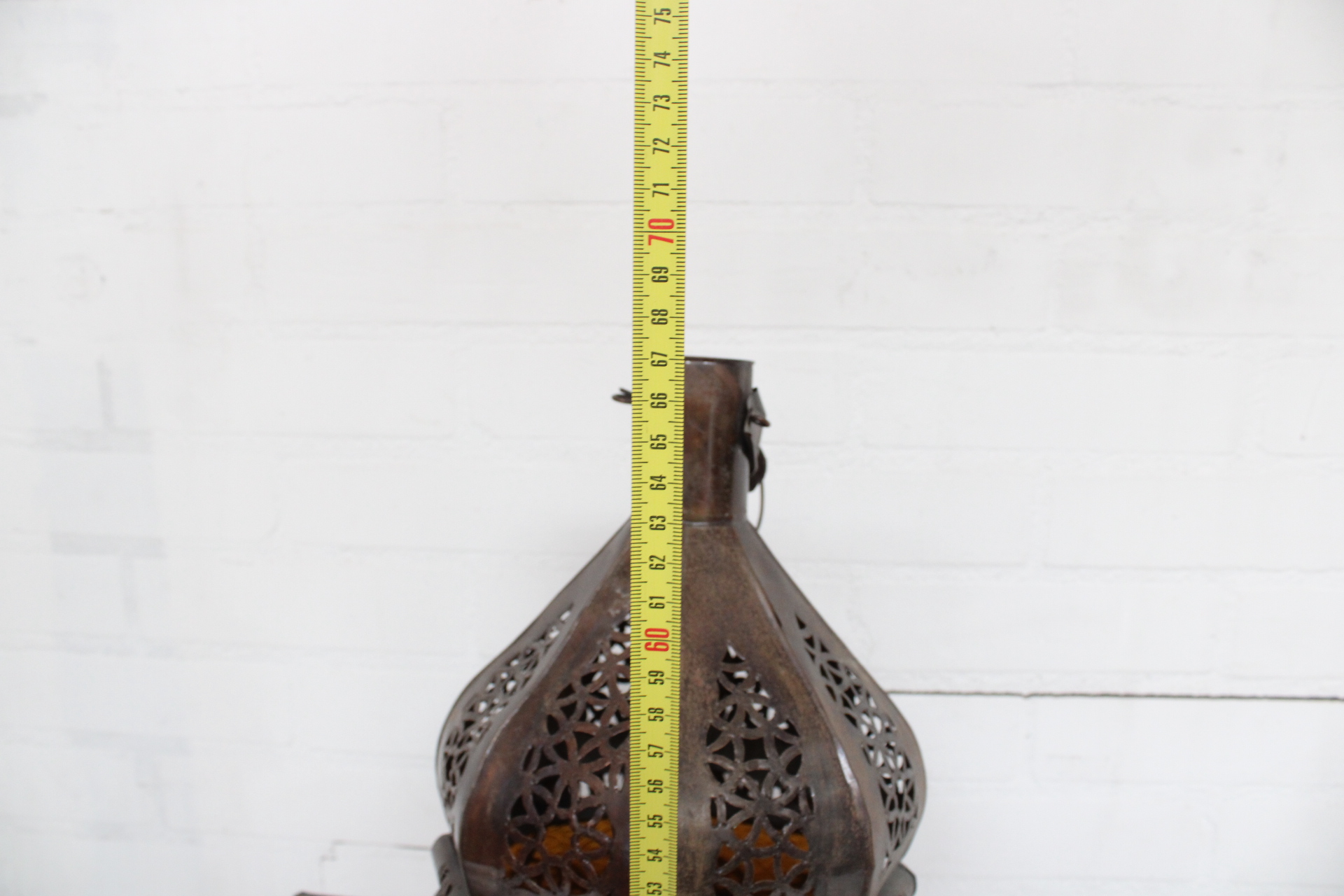 Marokkaanse metalen lantaarn met oranje glas – foto 8 – kavel bij GSD Auctions, Zoeterwoude