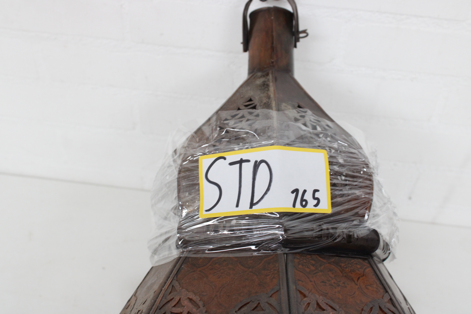 Marokkaanse metalen lantaarn met oranje glas – foto 9 – kavel bij GSD Auctions, Zoeterwoude