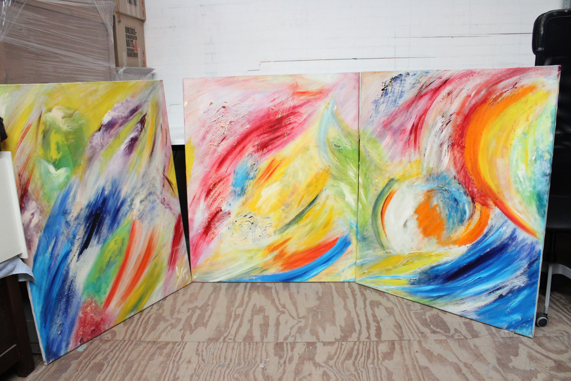 Set van drie abstracte kleurrijke schilderijen – foto 2 – kavel bij GSD Auctions, Zoeterwoude