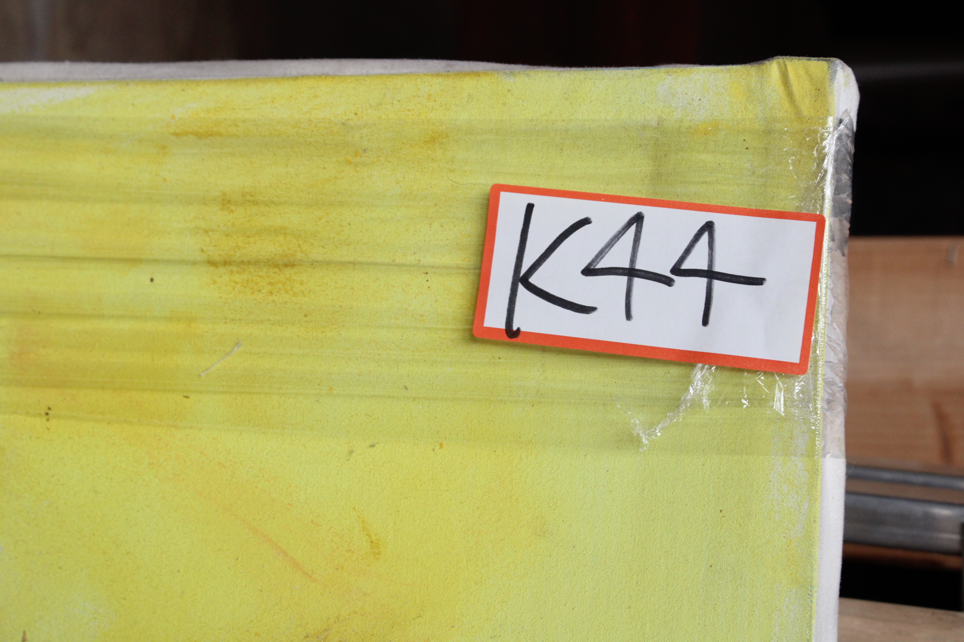 Groot modern kleurenrijk schilderij van een zittende vrouw – foto 10 – kavel bij GSD Auctions, Zoeterwoude