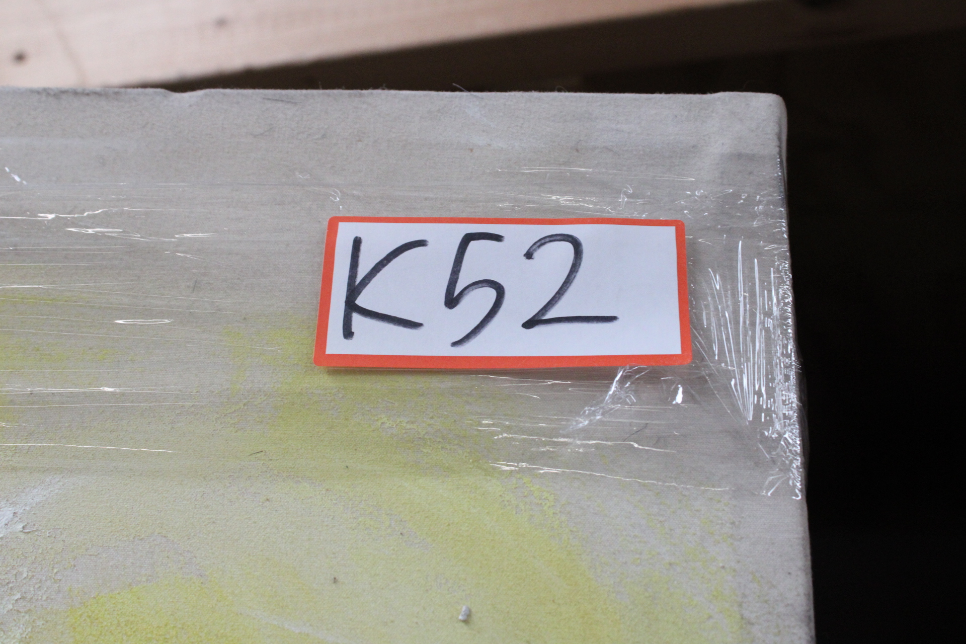 Groot abstract portretschilderij in geel- en wit tinten – foto 10 – kavel bij GSD Auctions, Zoeterwoude